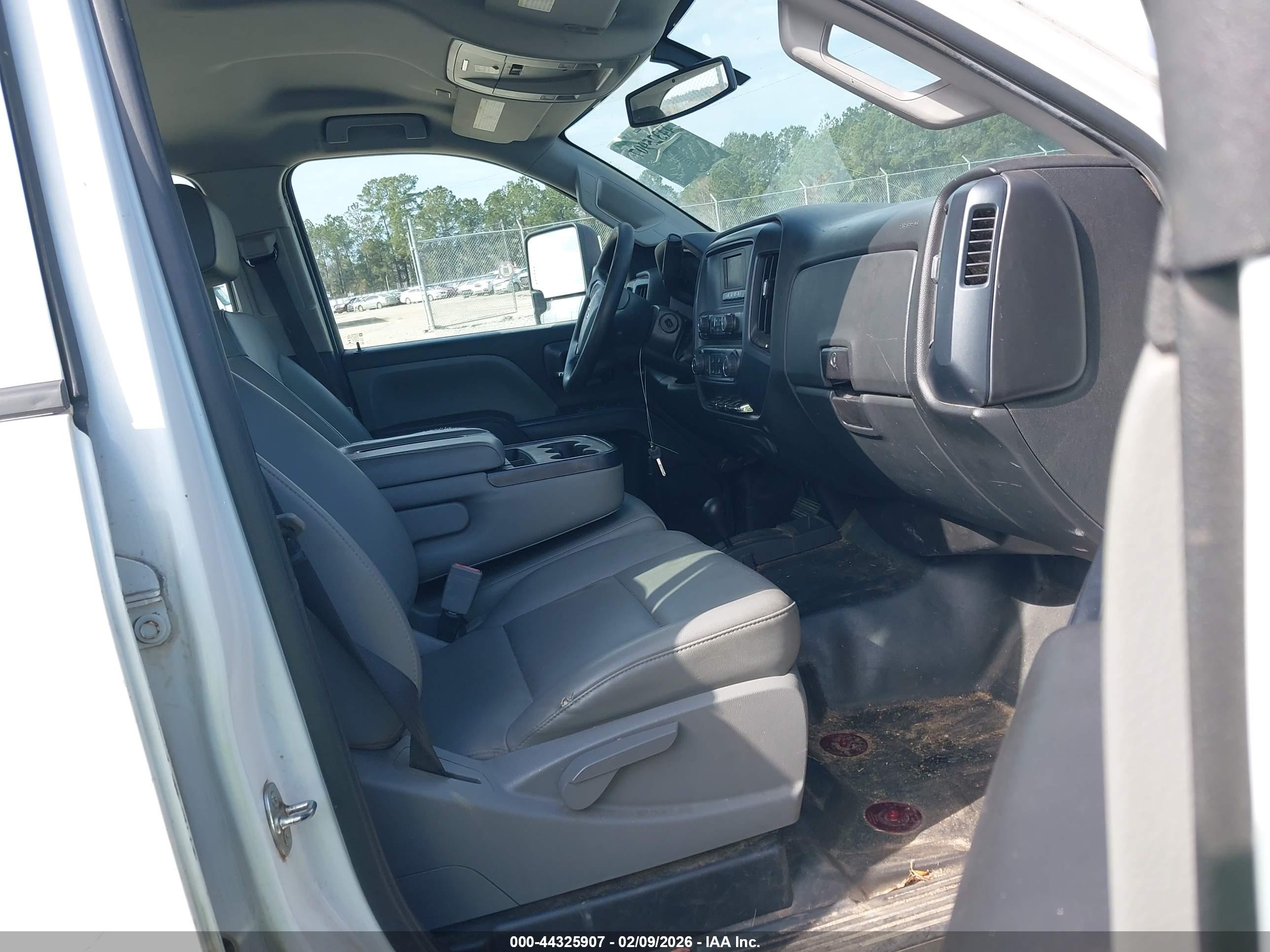 CHEVROLET SILVERADO image 5