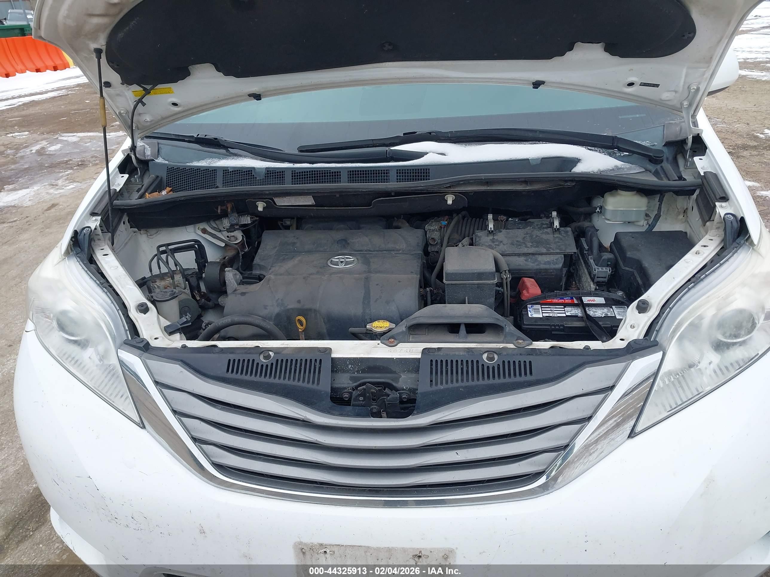 TOYOTA SIENNA image 10