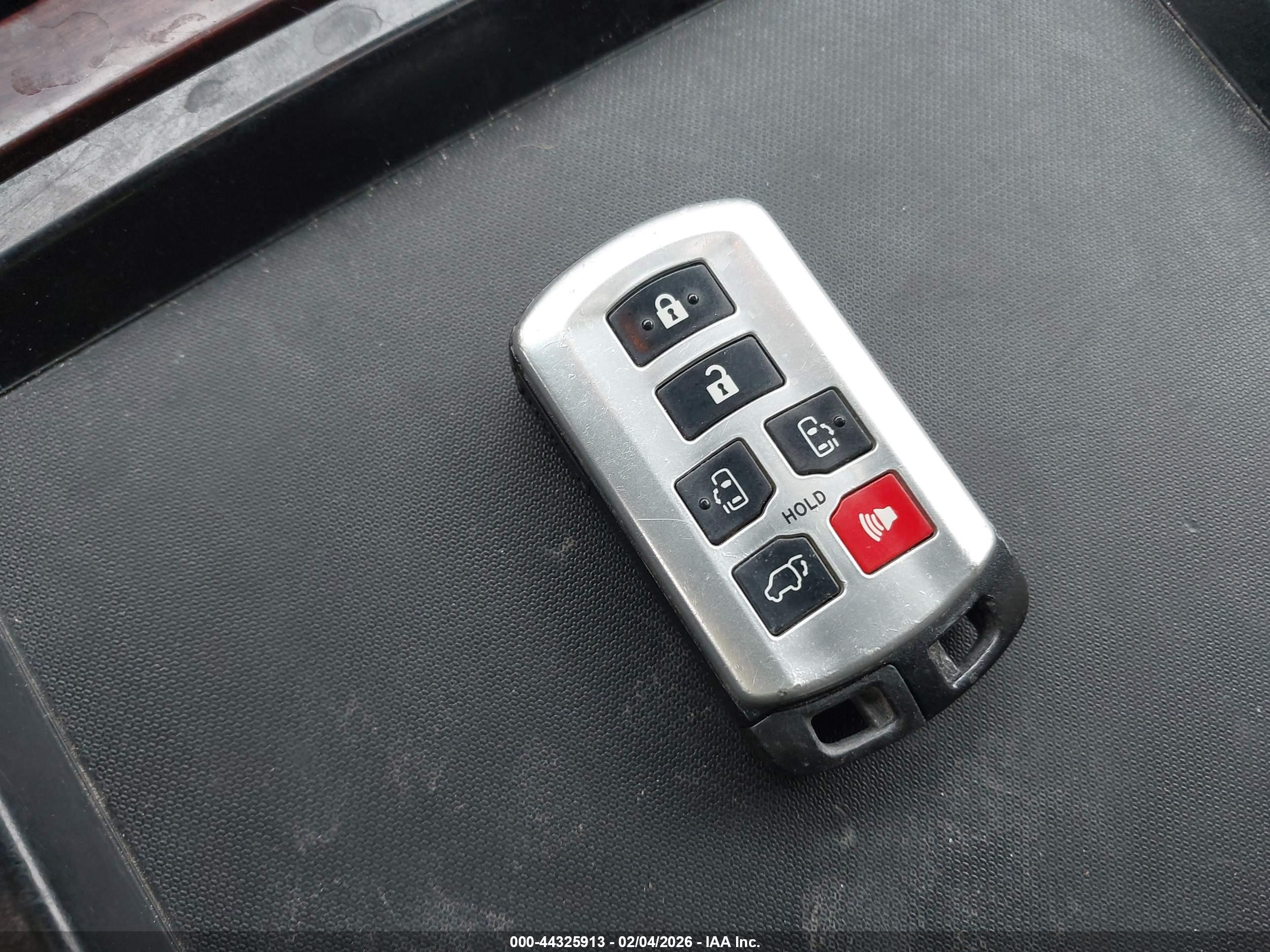 TOYOTA SIENNA image 11