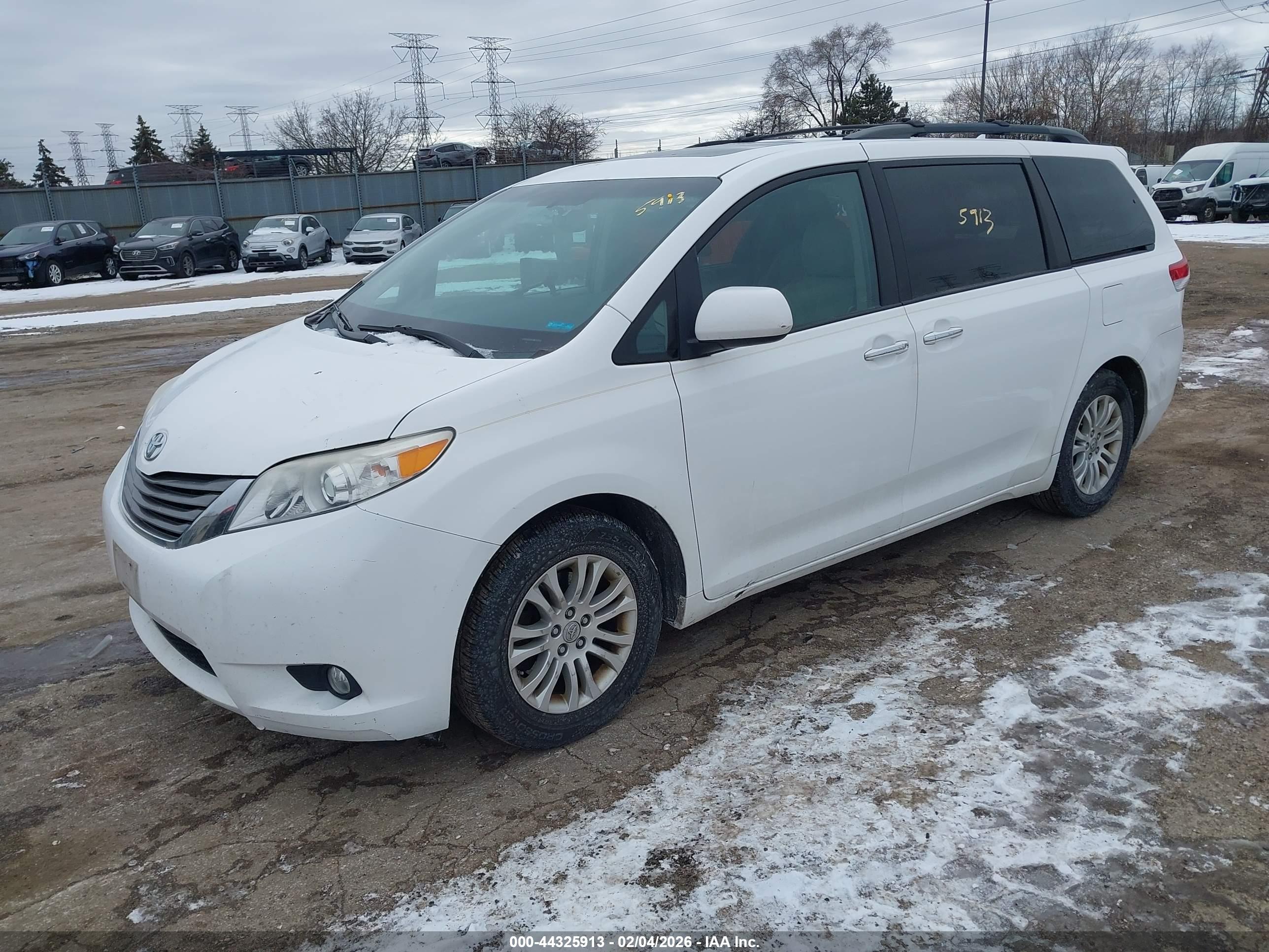 TOYOTA SIENNA image 2
