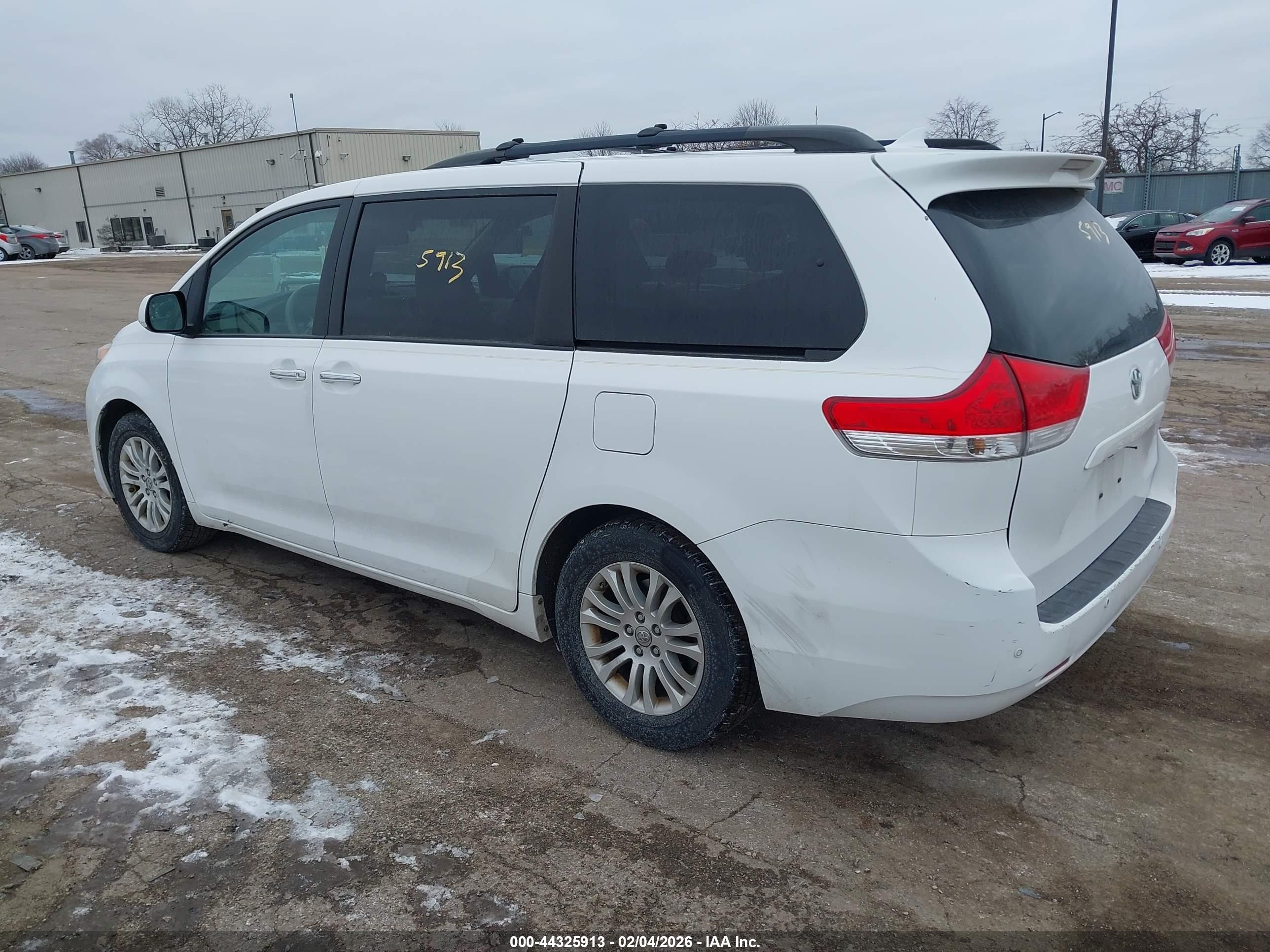 TOYOTA SIENNA image 3