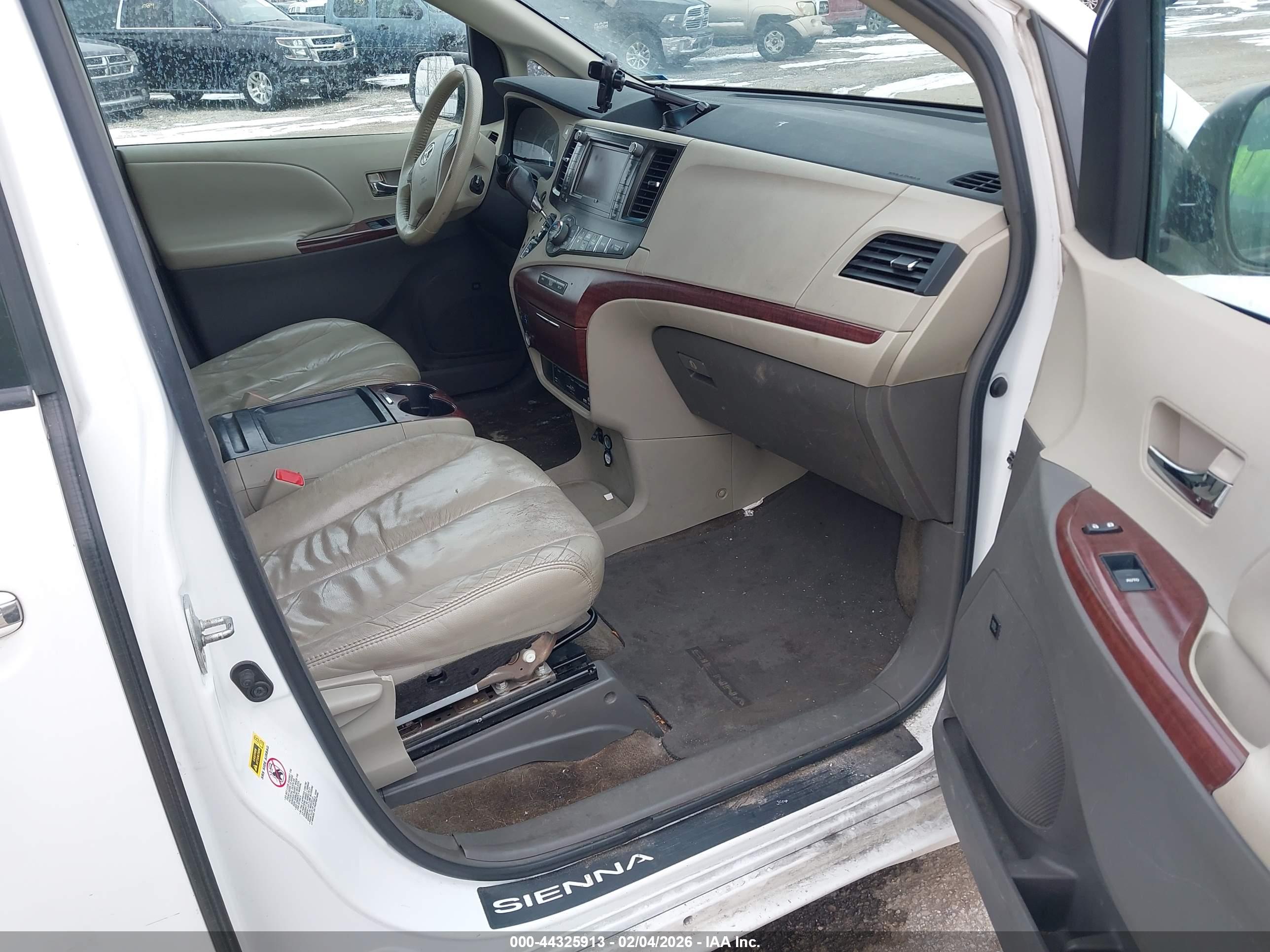 TOYOTA SIENNA image 5