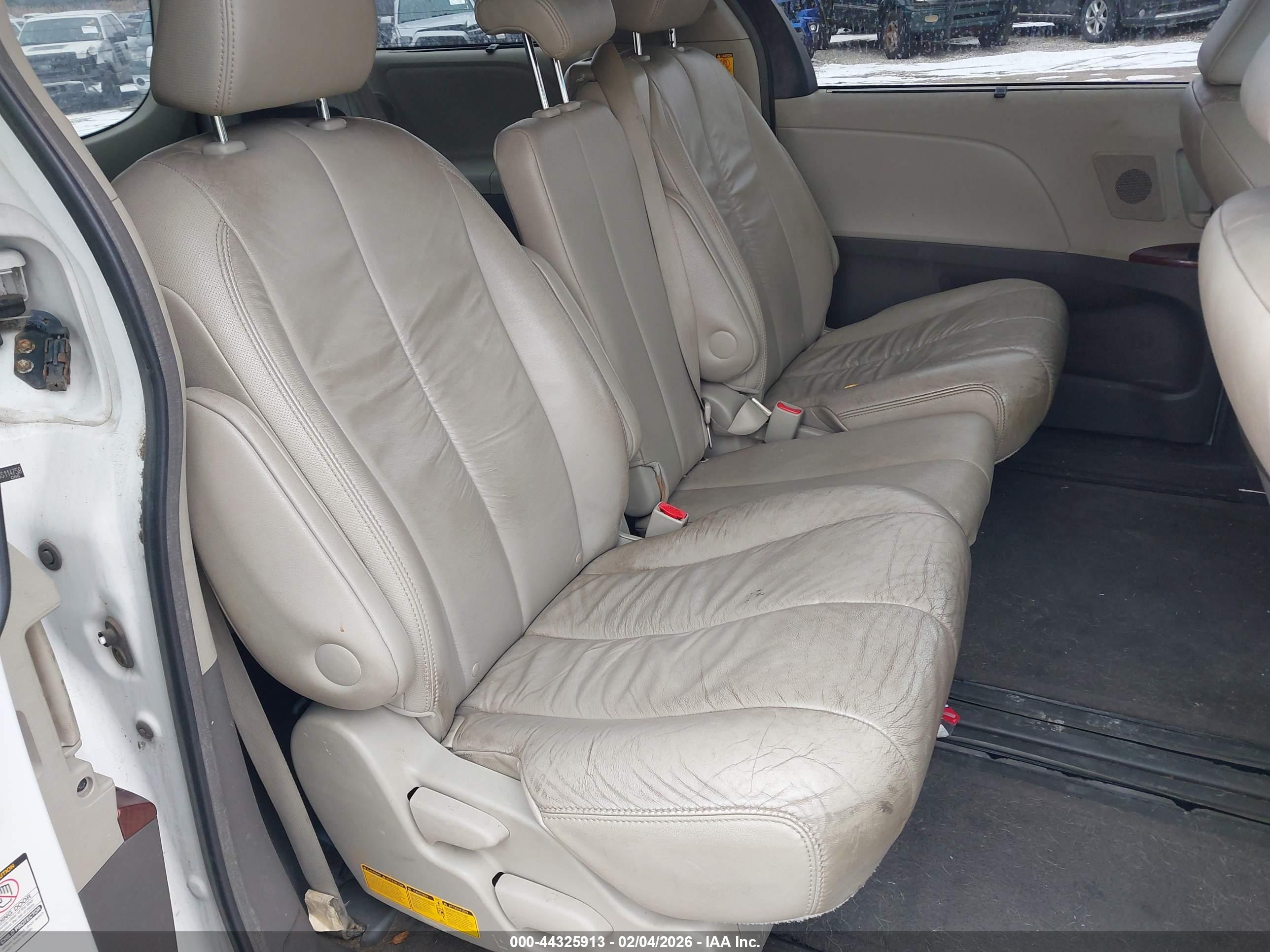 TOYOTA SIENNA image 8