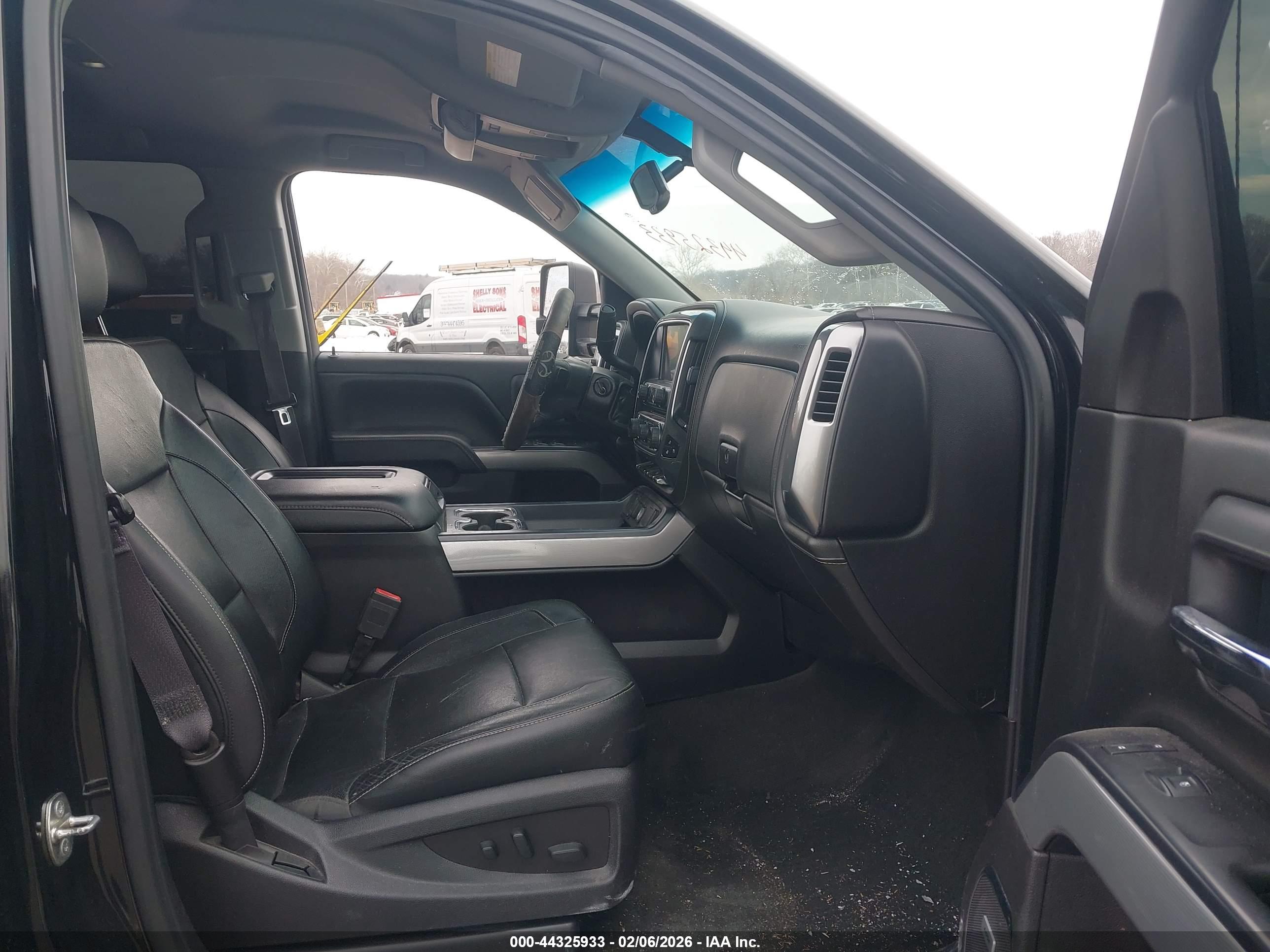 CHEVROLET SILVERADO image 5