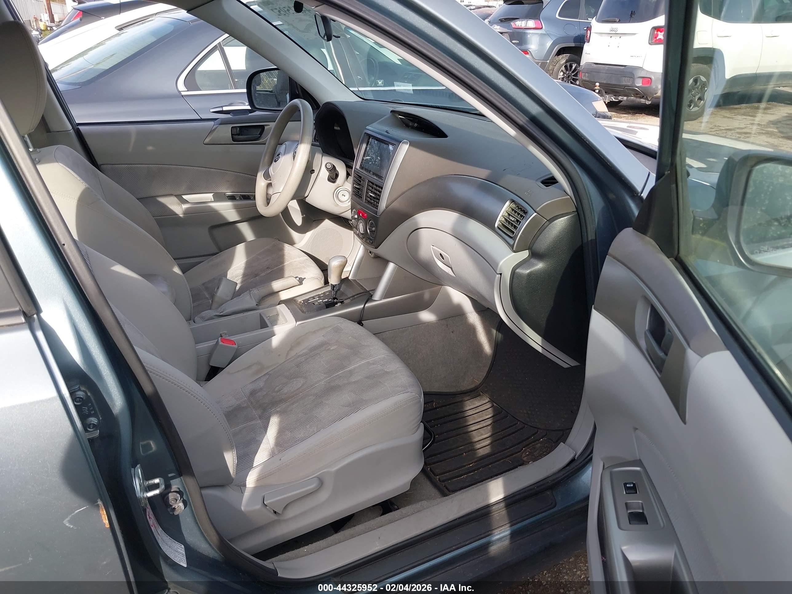 SUBARU FORESTER image 5