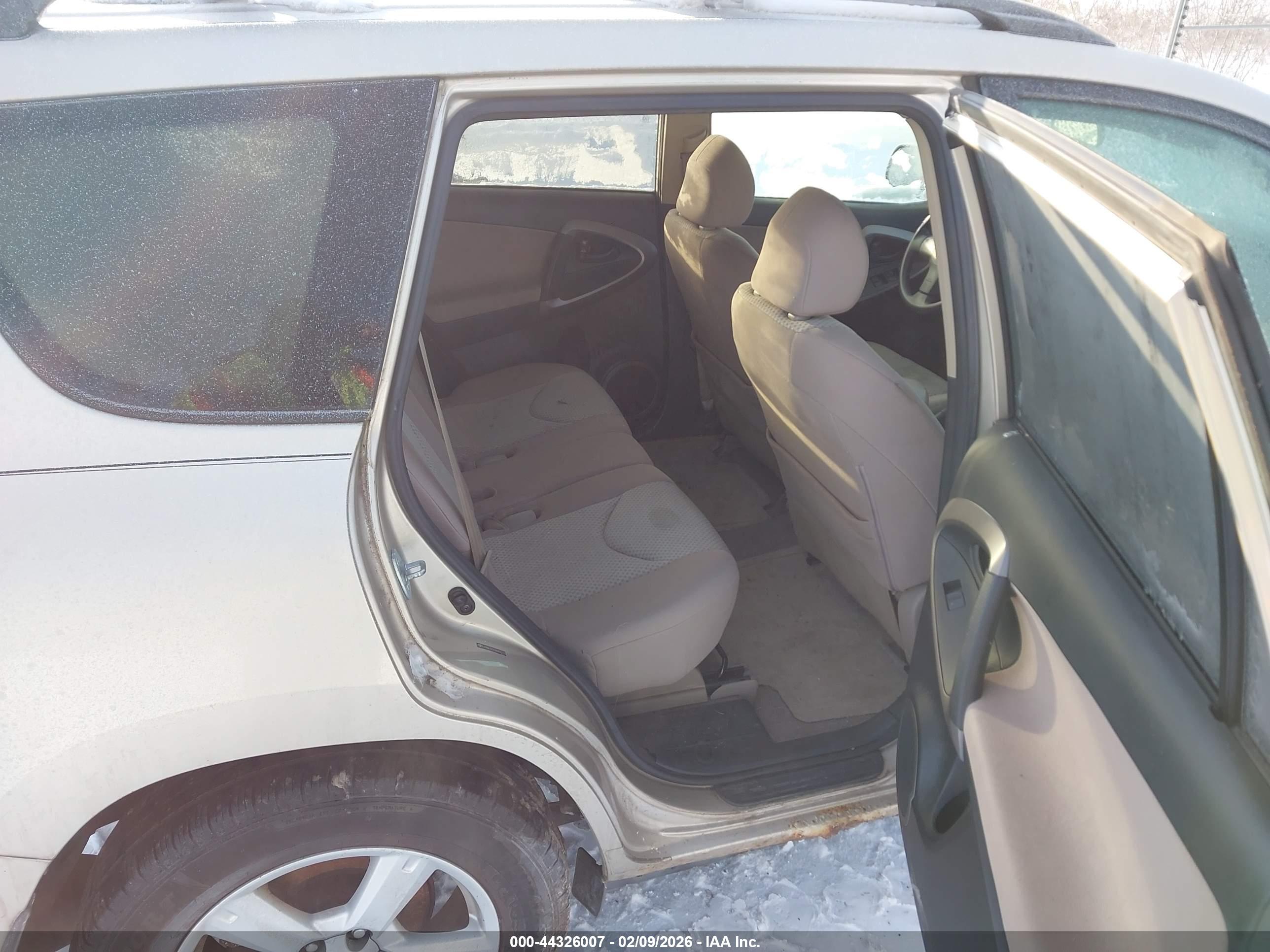 TOYOTA RAV4 image 8