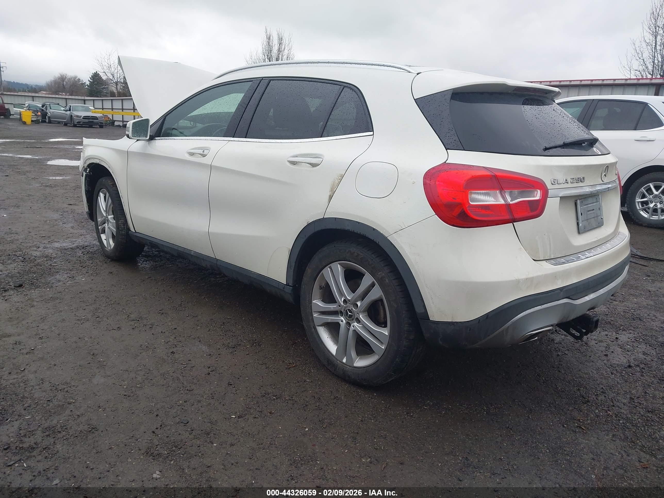 MERCEDES-BENZ GLA image 3