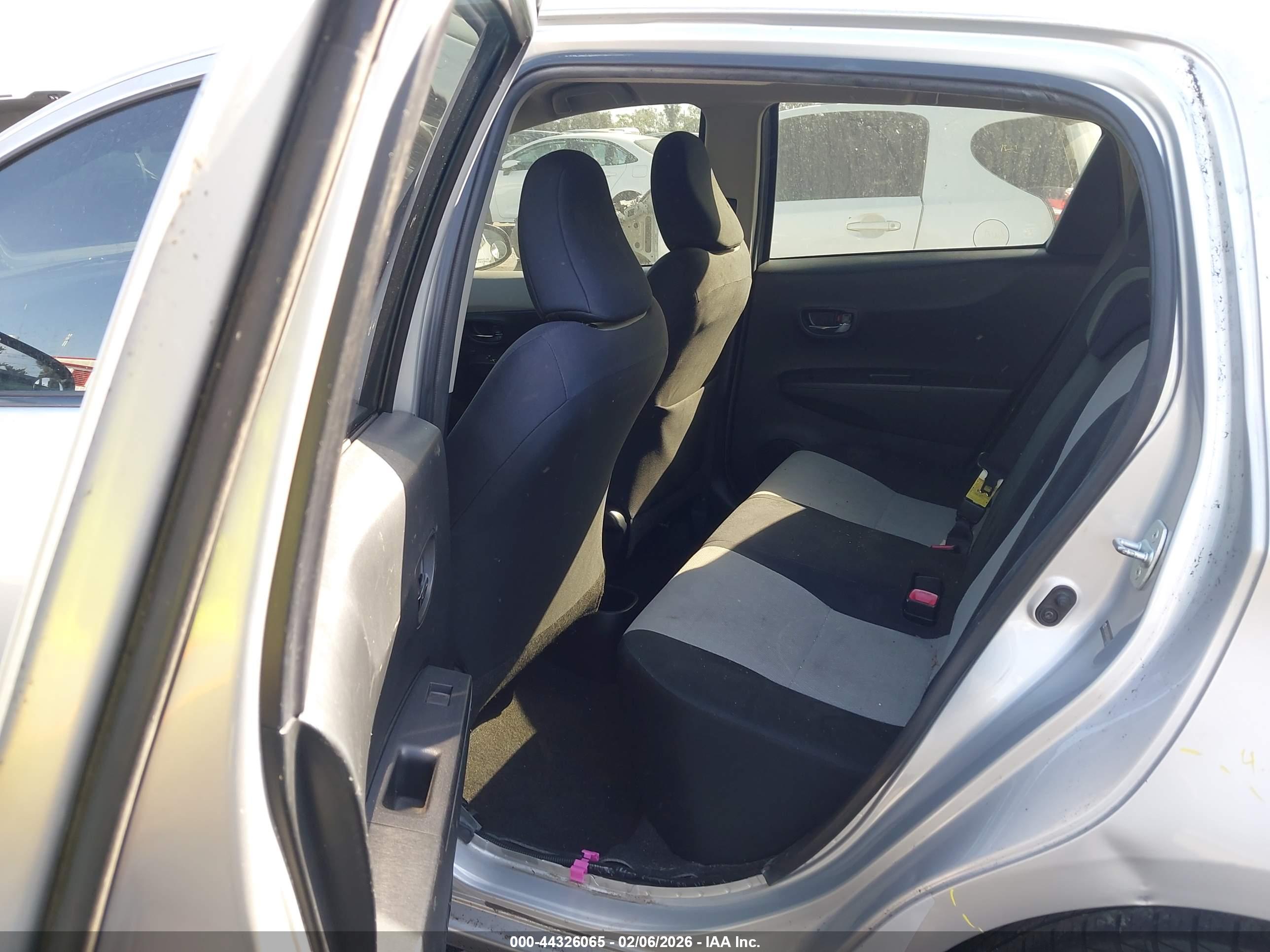 TOYOTA YARIS image 8