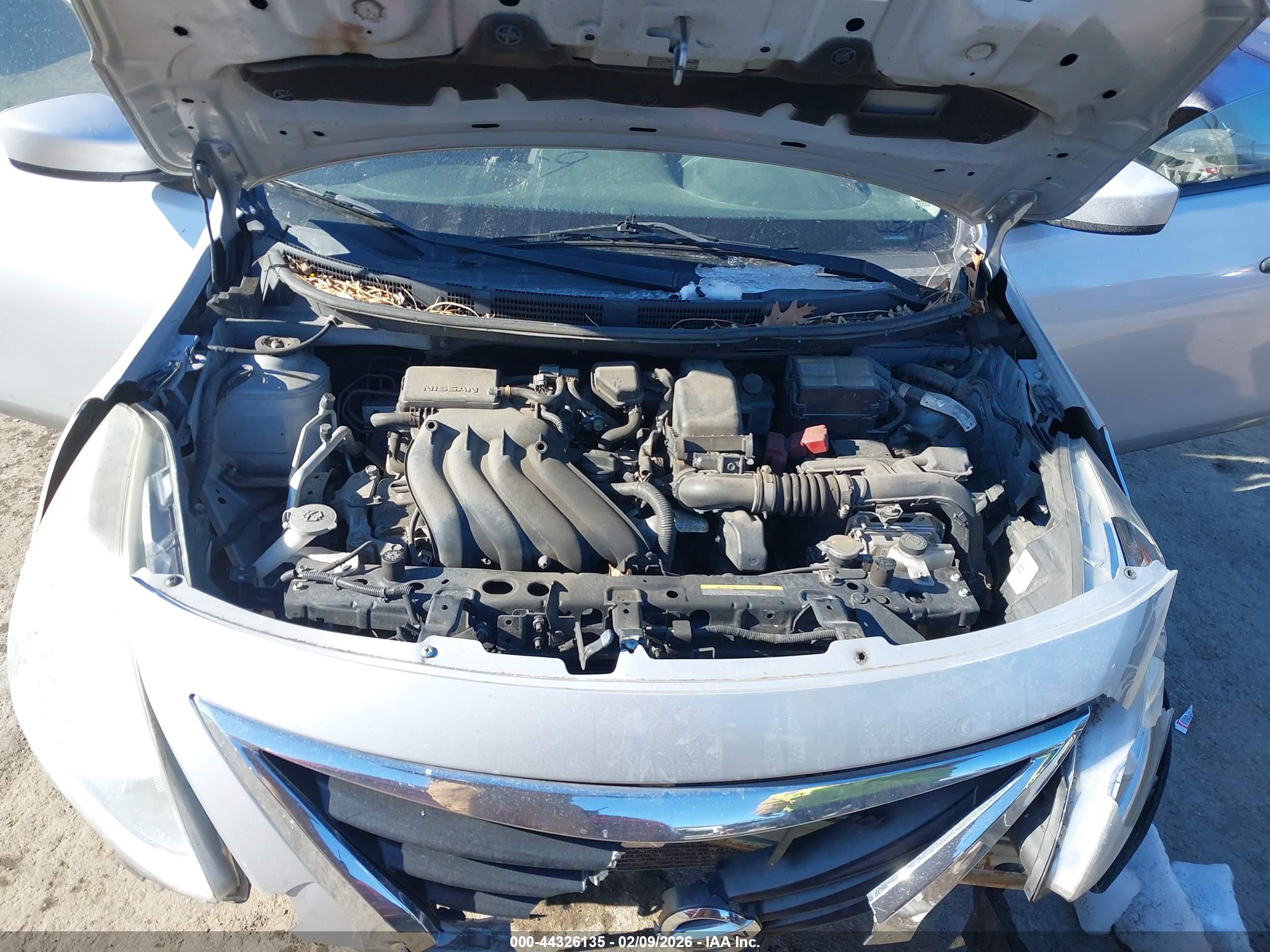 NISSAN VERSA image 10