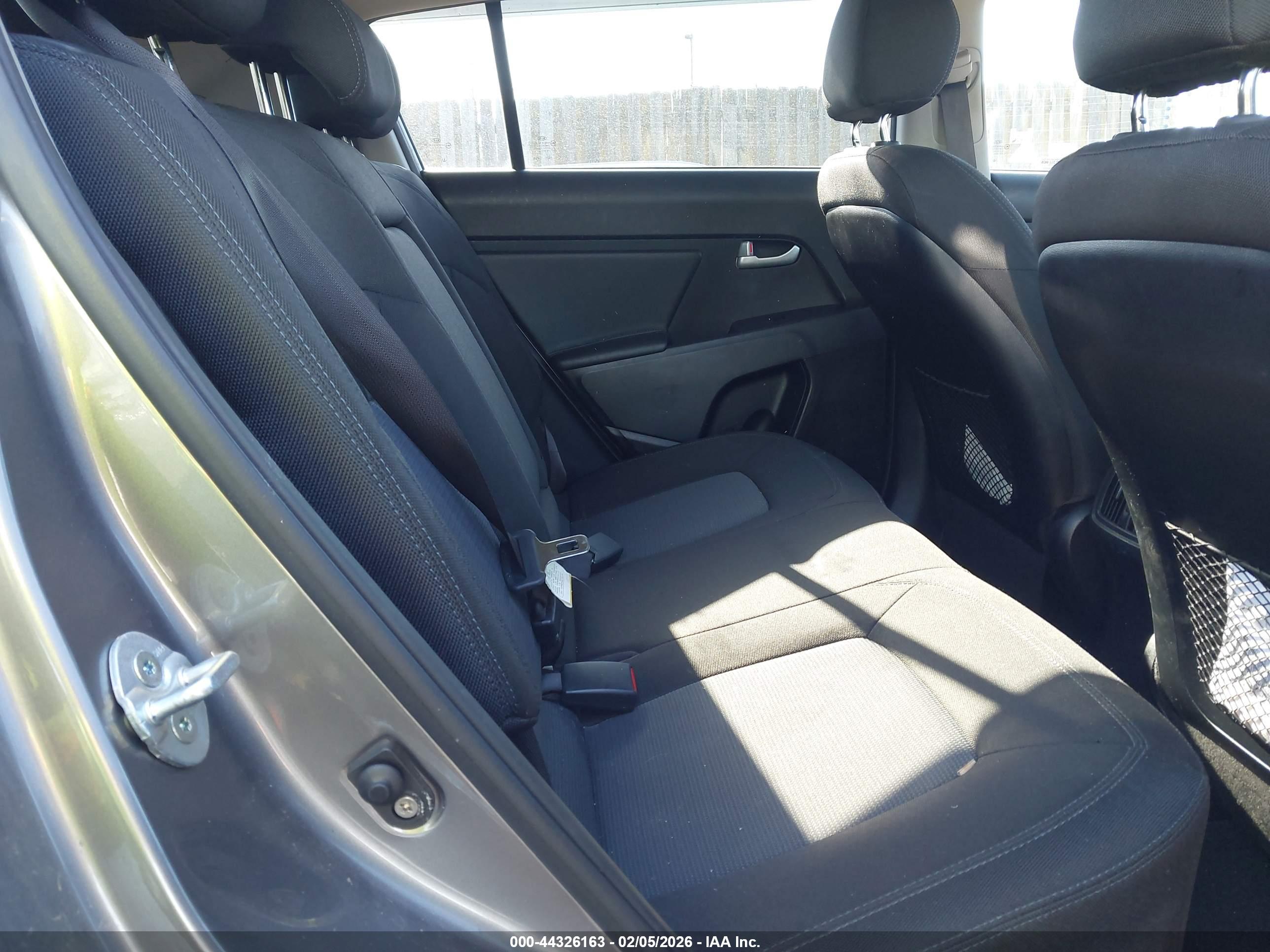 KIA SPORTAGE image 8