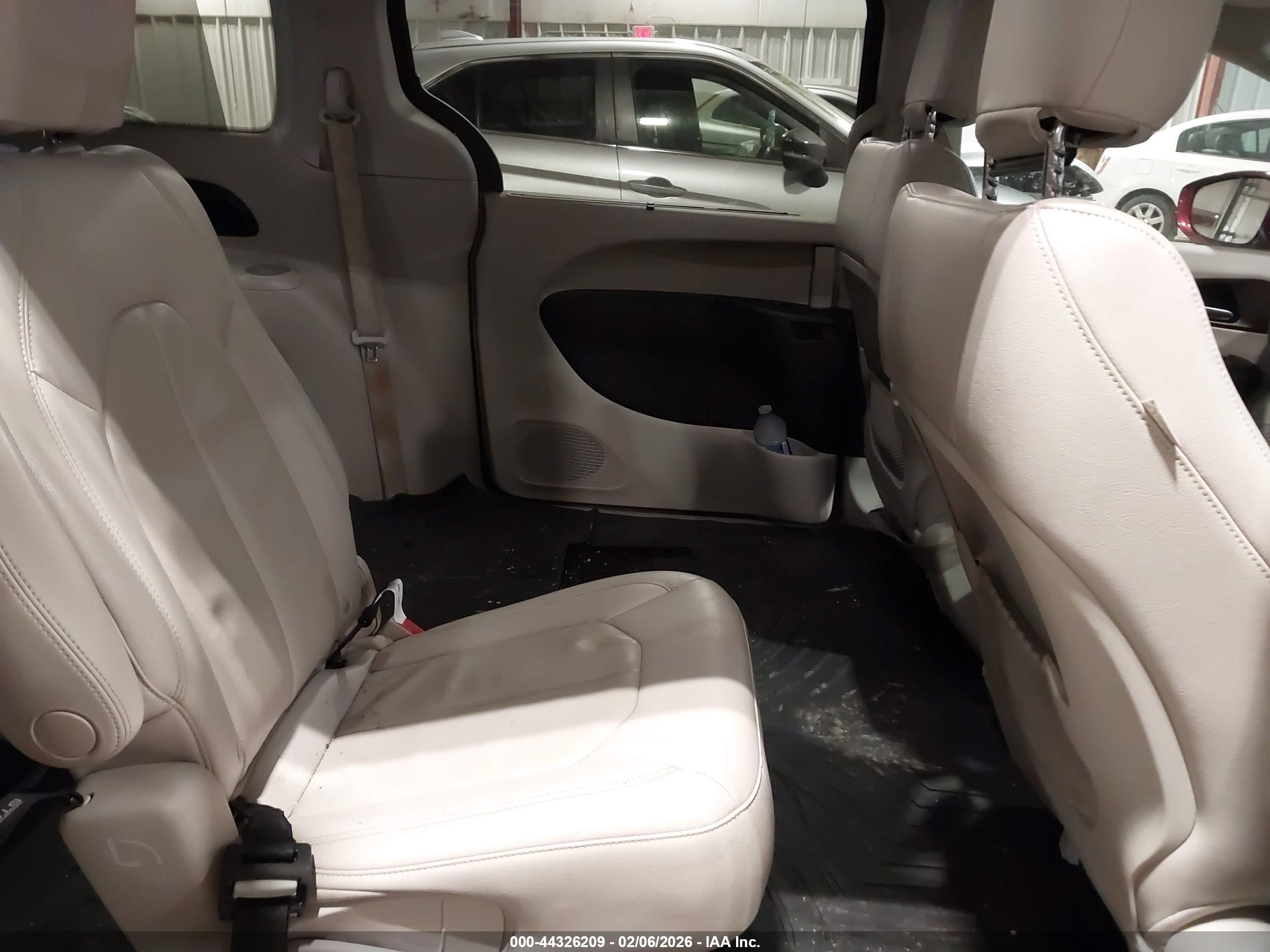 CHRYSLER PACIFICA image 8