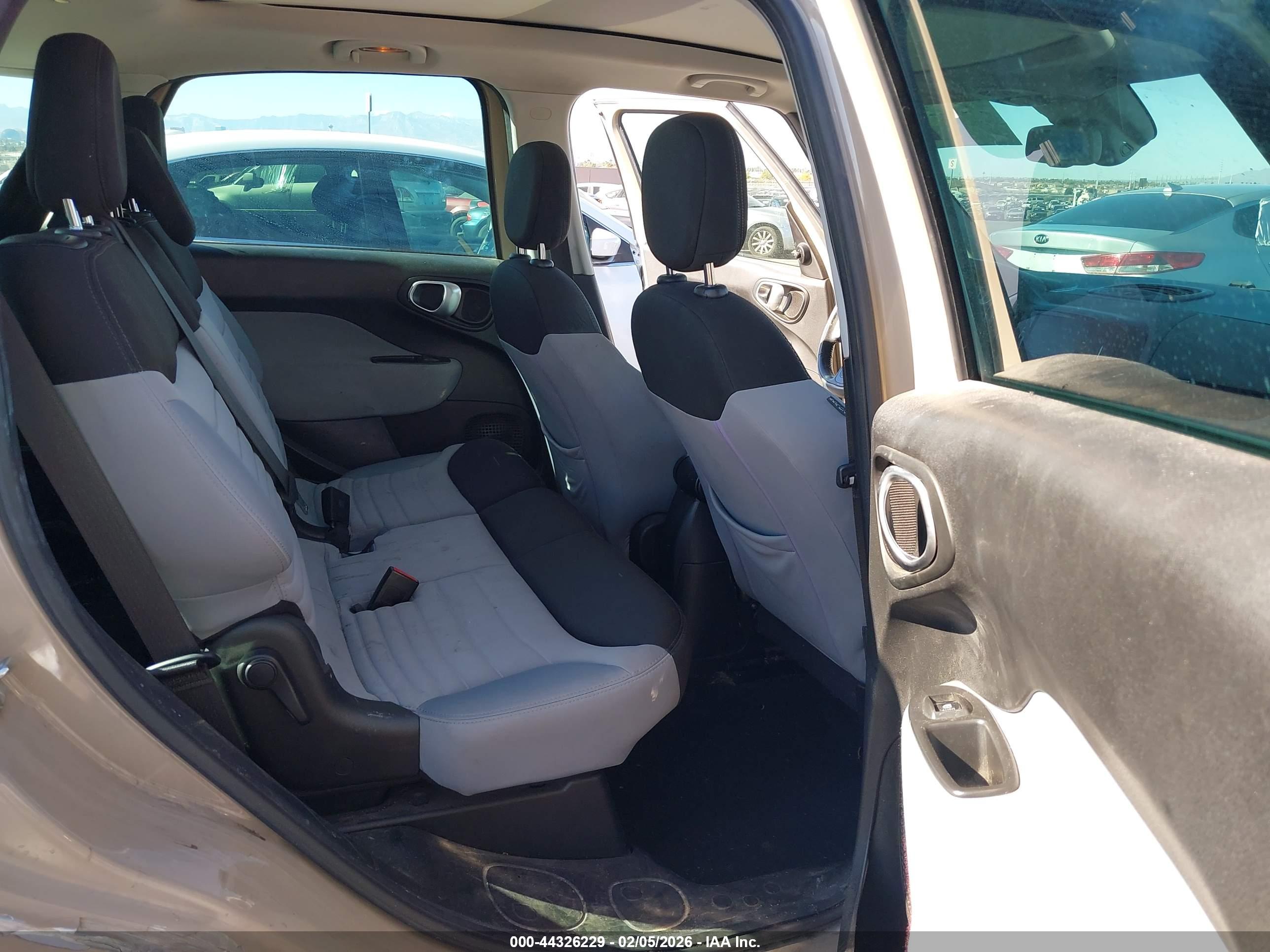 FIAT 500L image 8