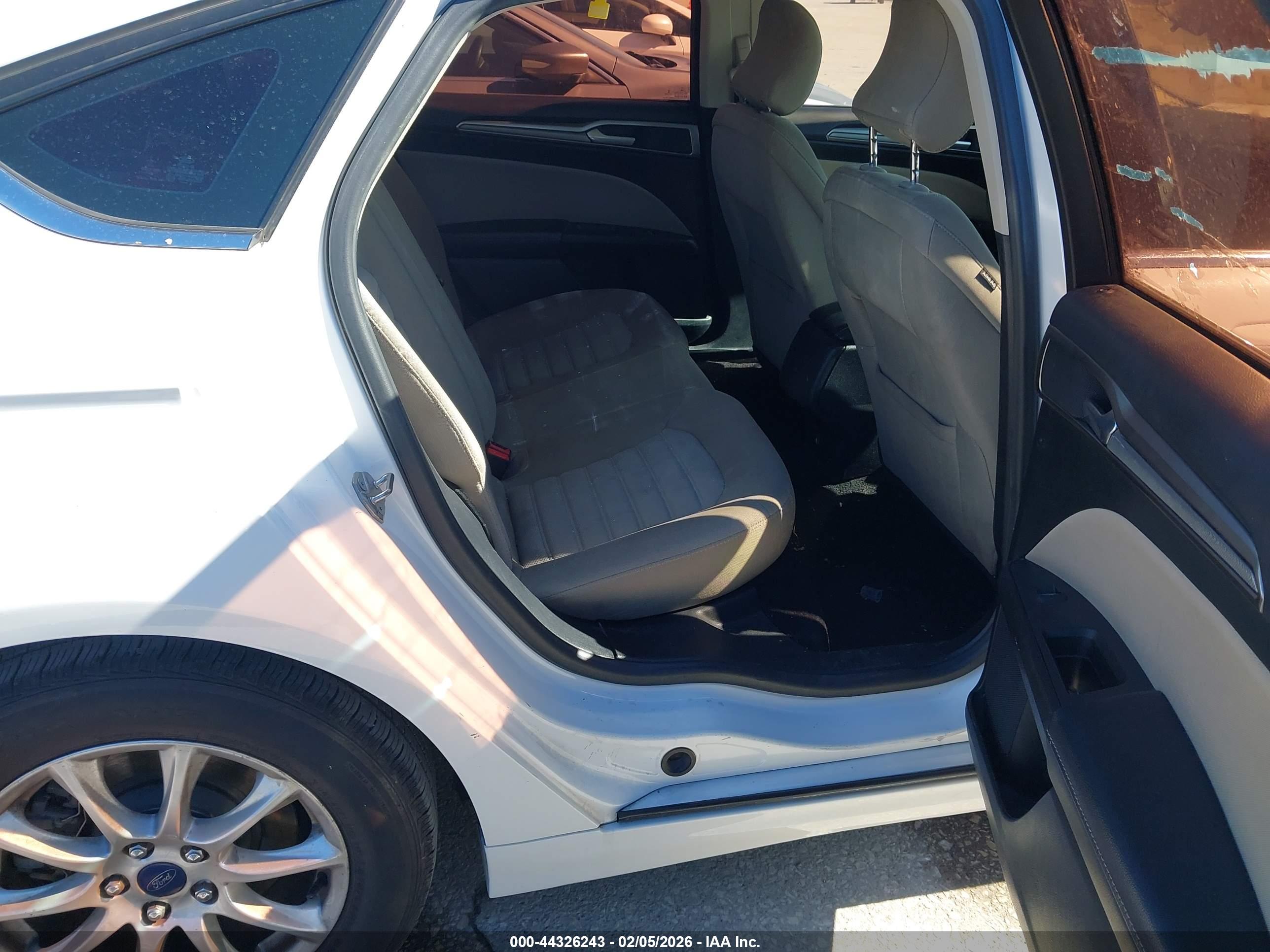 FORD FUSION image 8