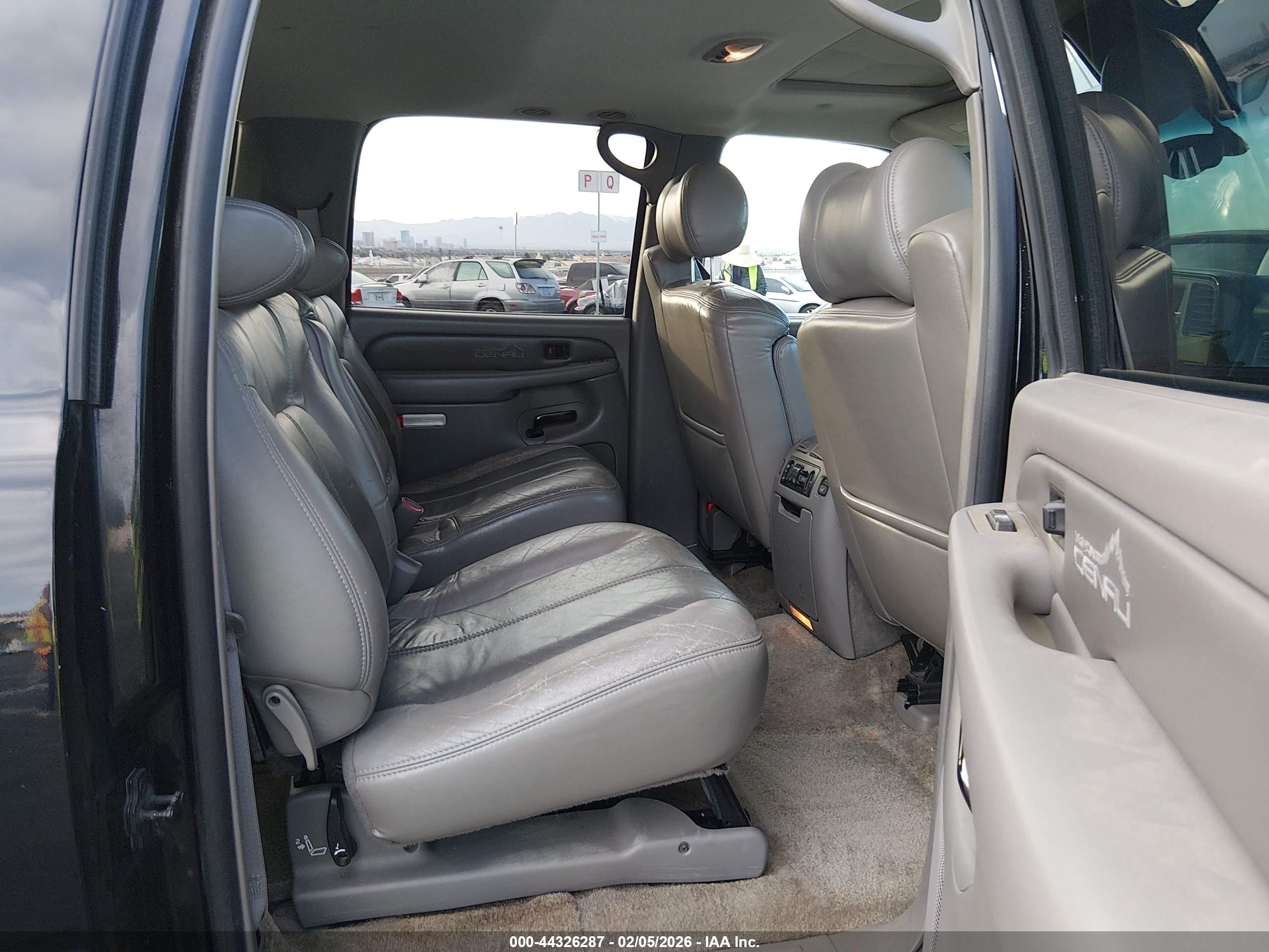 GMC YUKON image 8