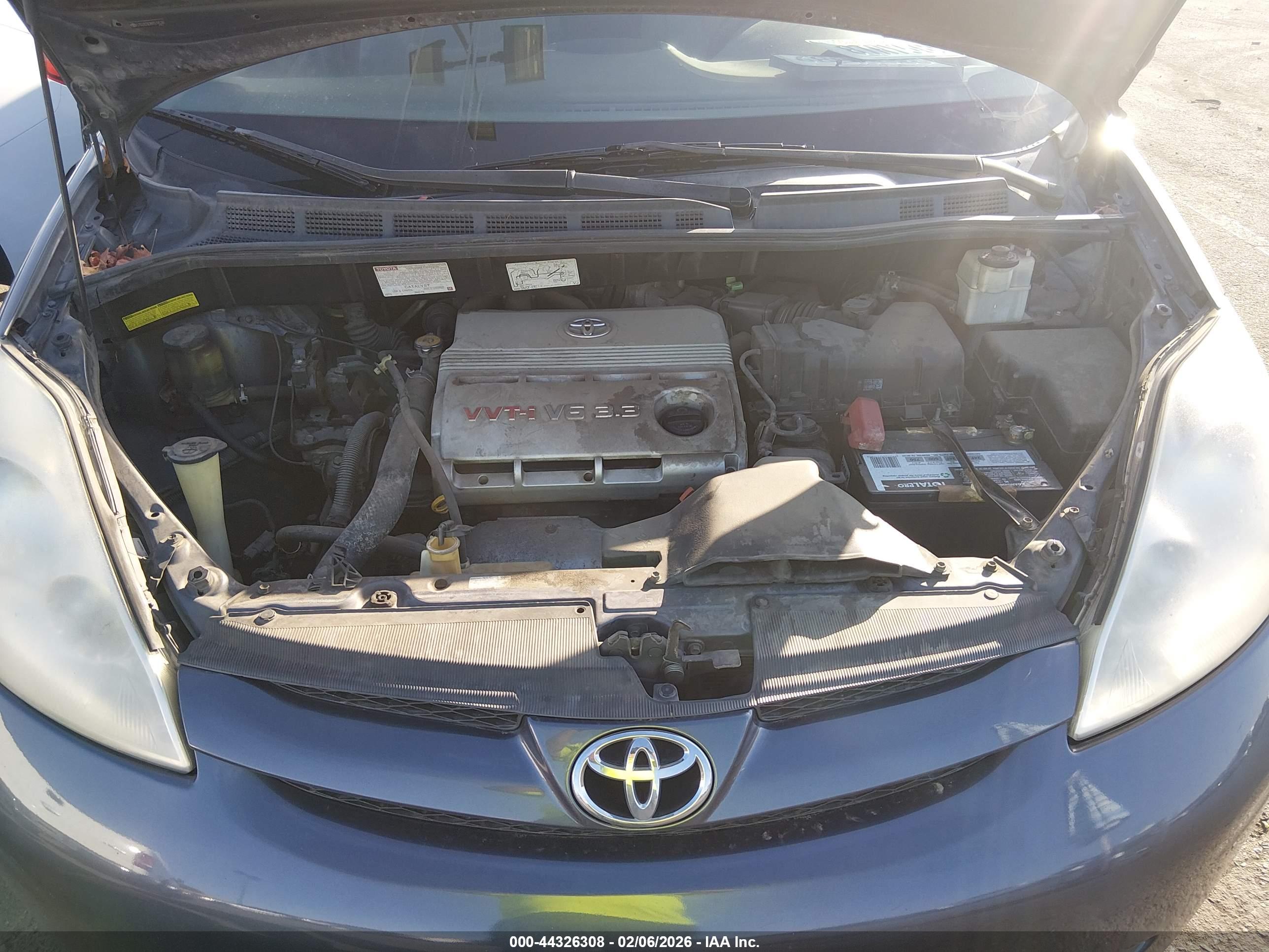TOYOTA SIENNA image 10