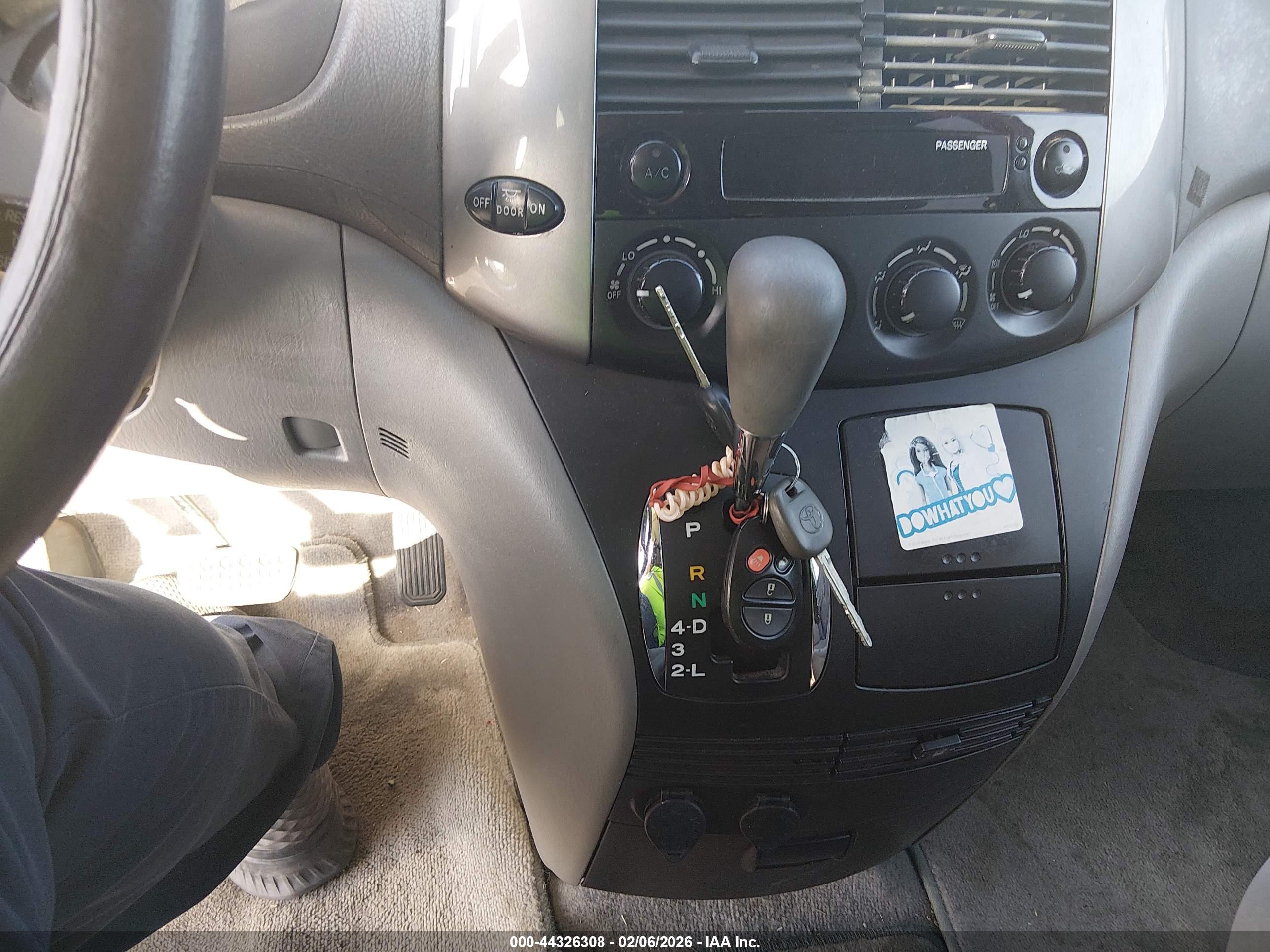 TOYOTA SIENNA image 11
