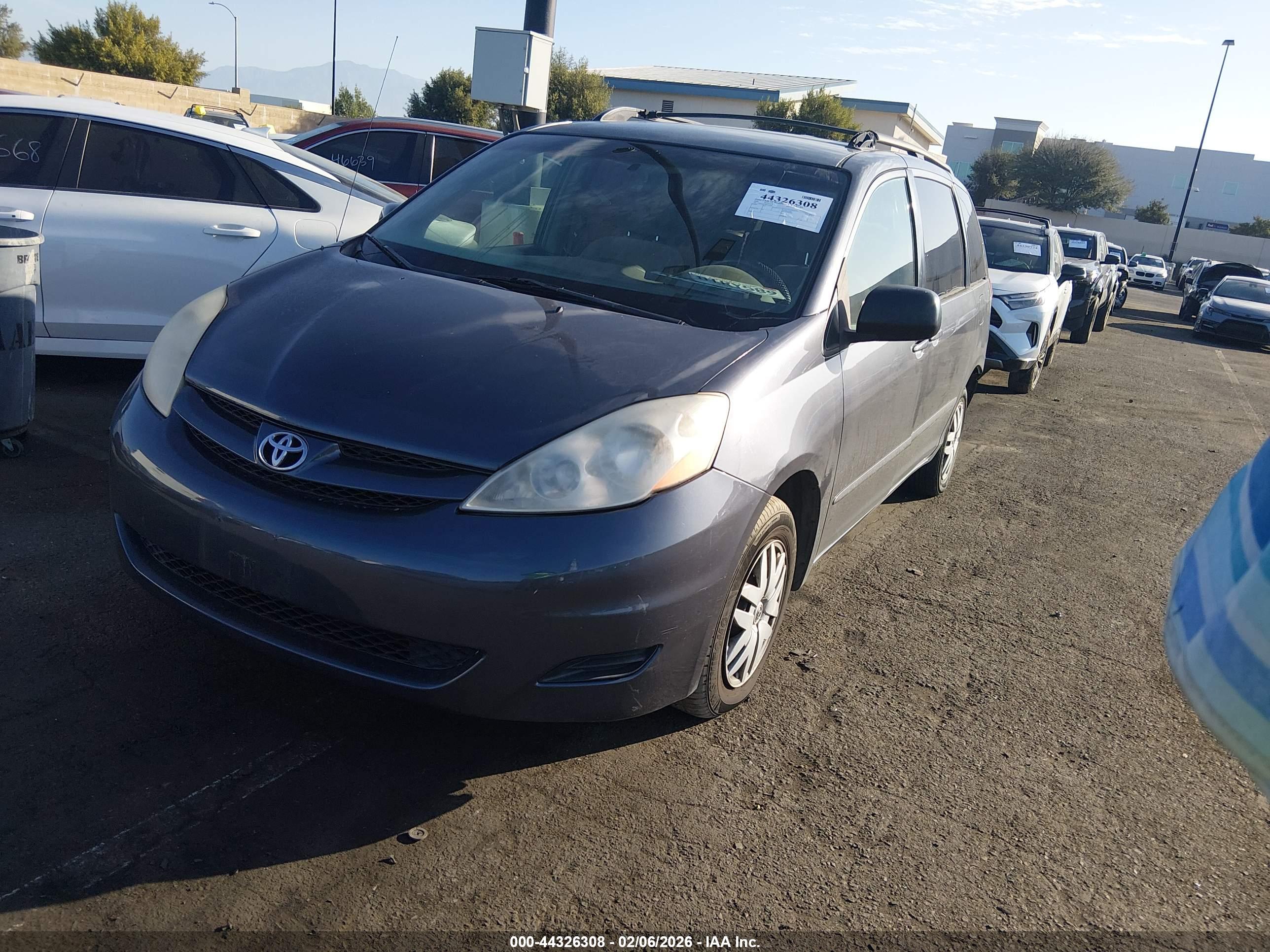 TOYOTA SIENNA image 2