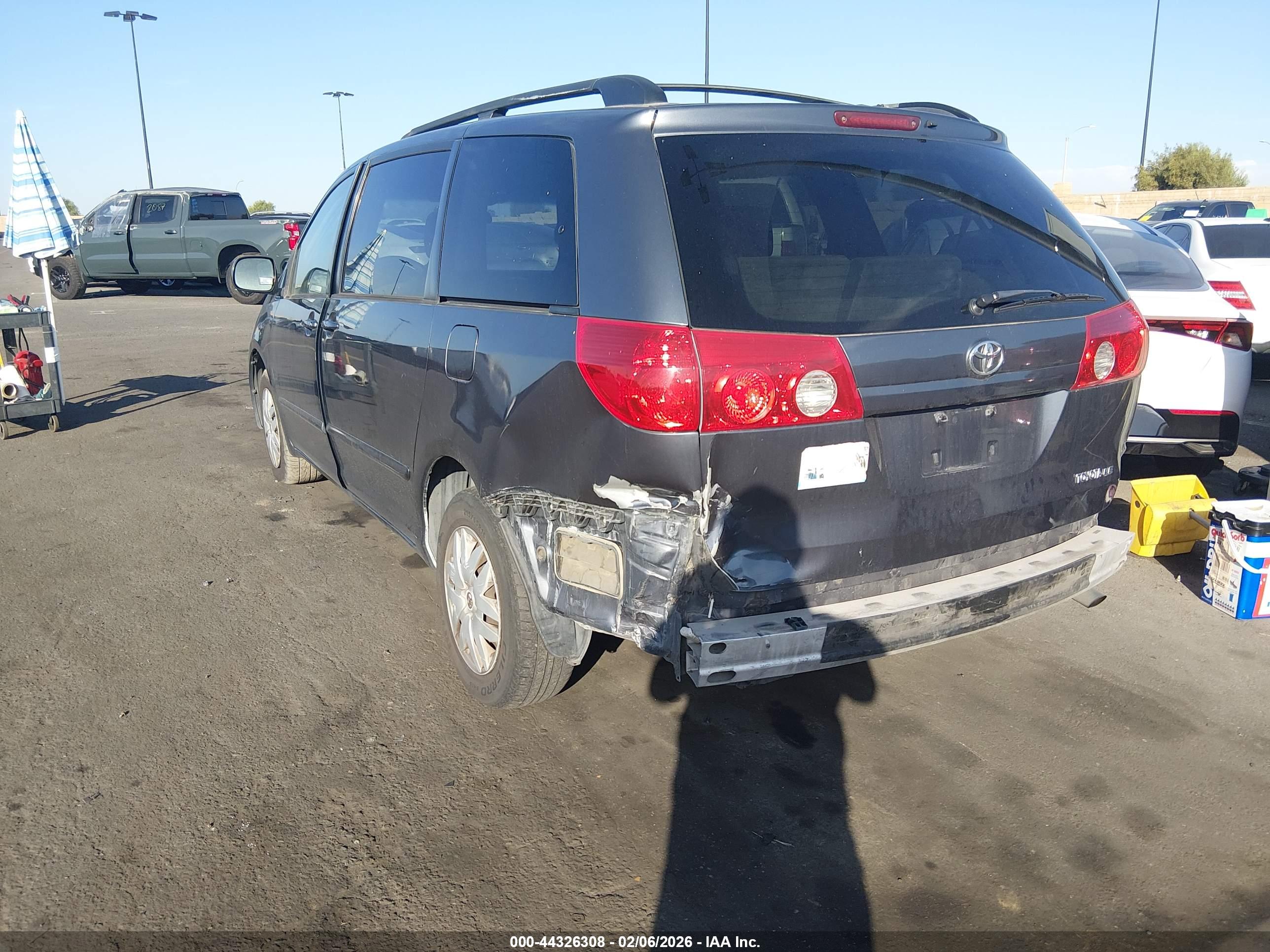 TOYOTA SIENNA image 3