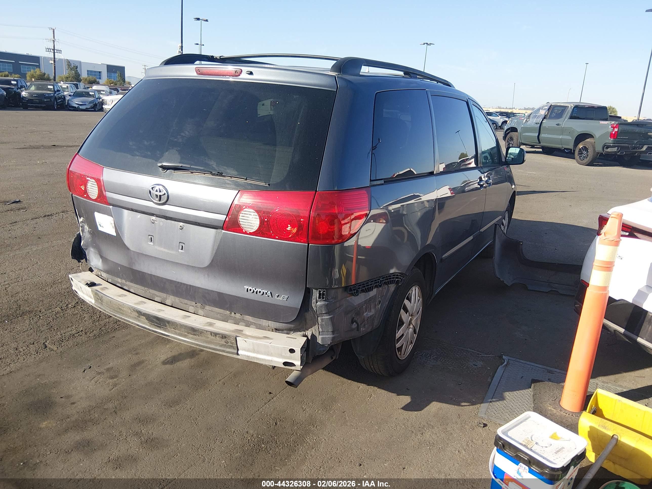 TOYOTA SIENNA image 4