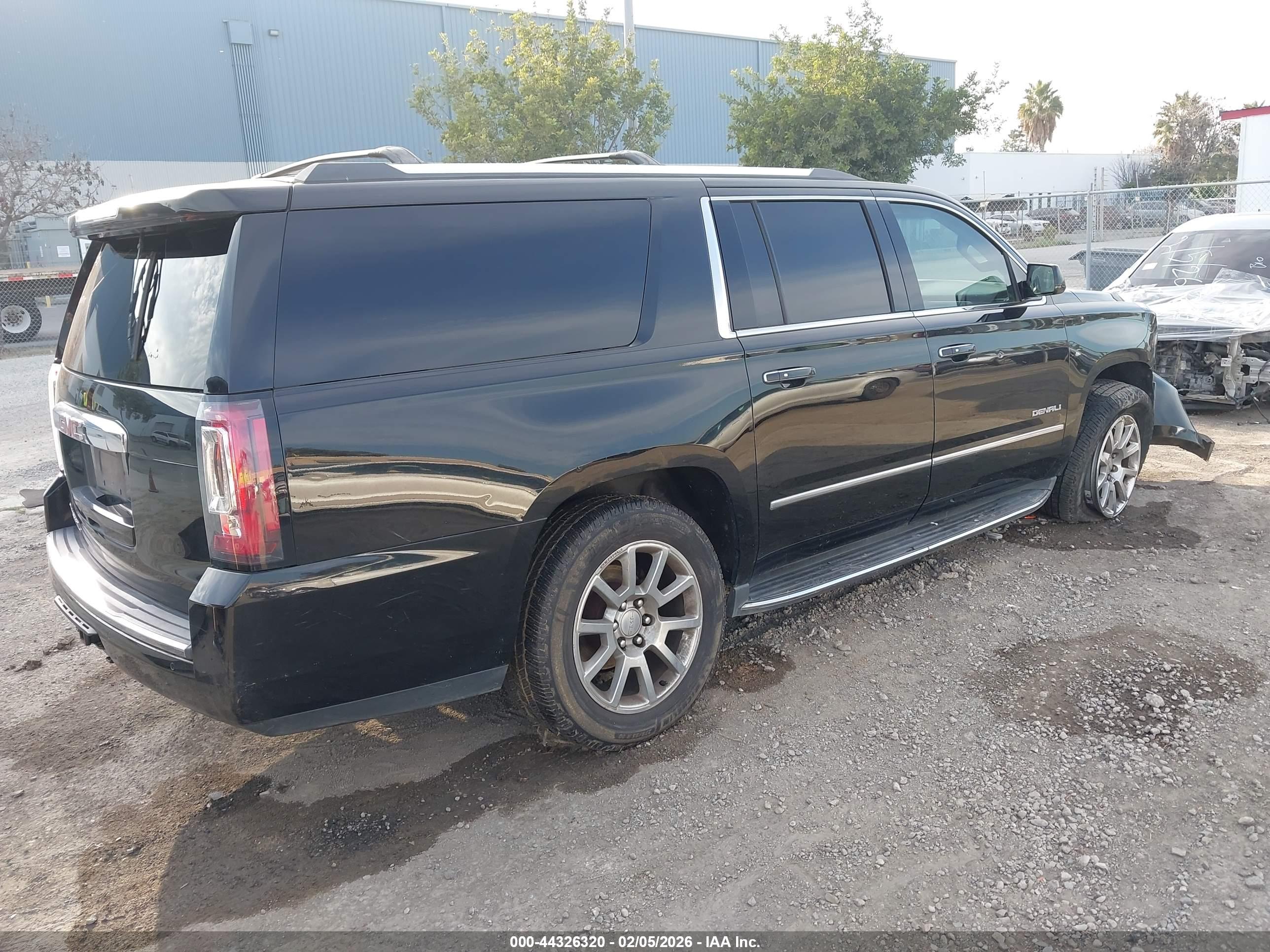 GMC YUKON image 4
