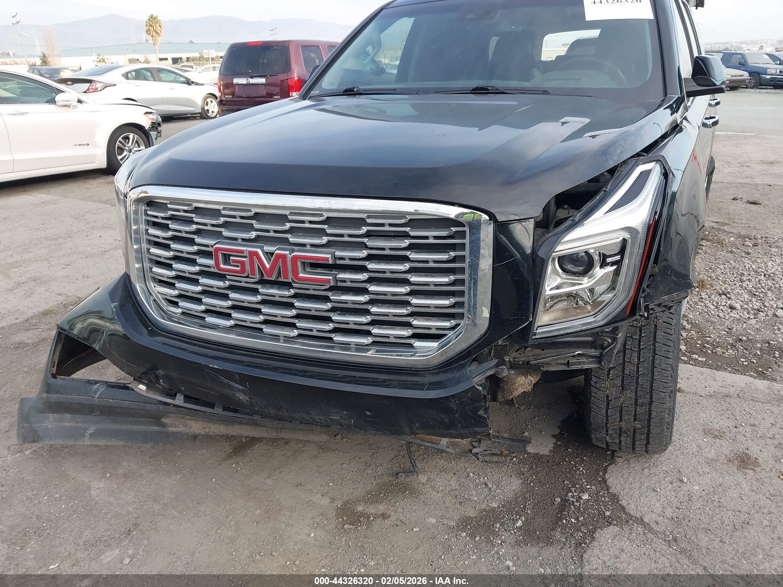 GMC YUKON image 6
