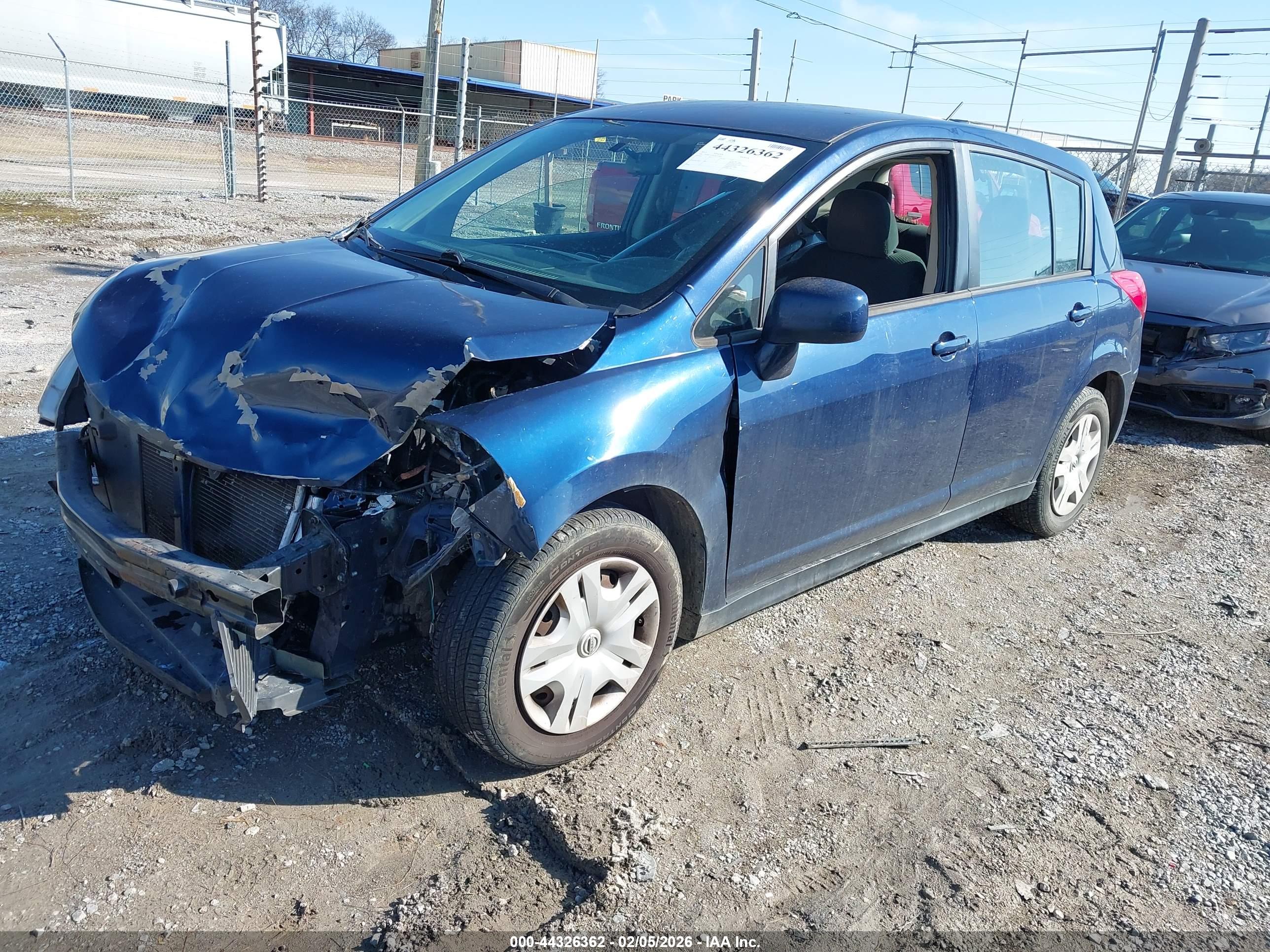 NISSAN VERSA image 2