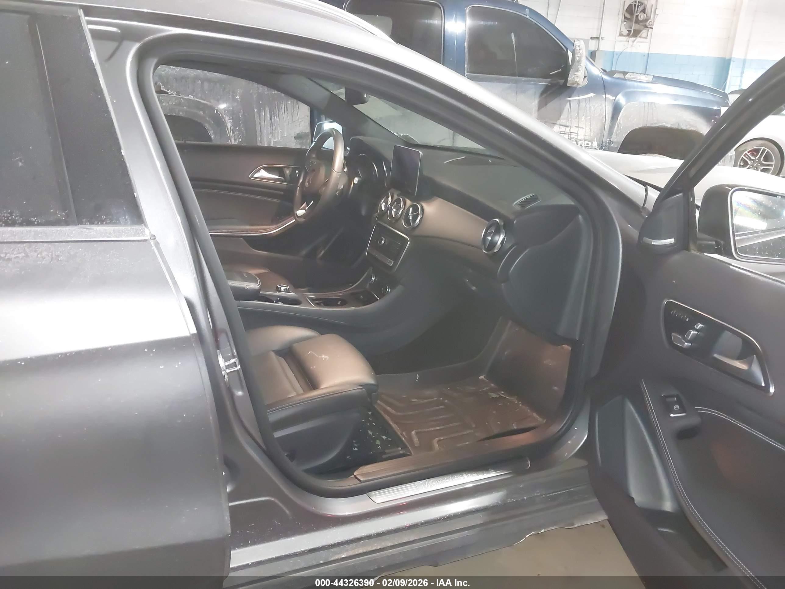 MERCEDES-BENZ GLA image 5