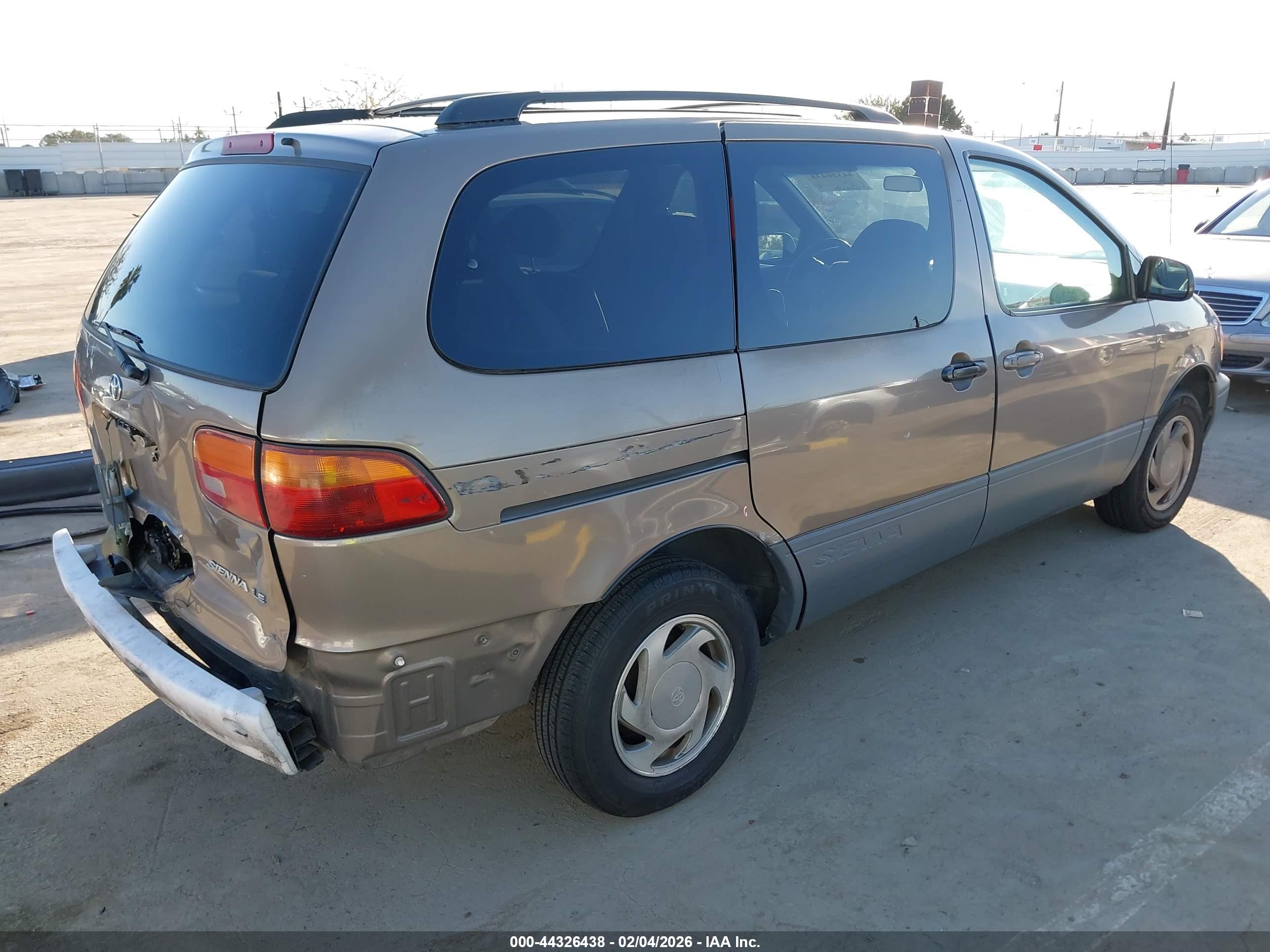 TOYOTA SIENNA image 4