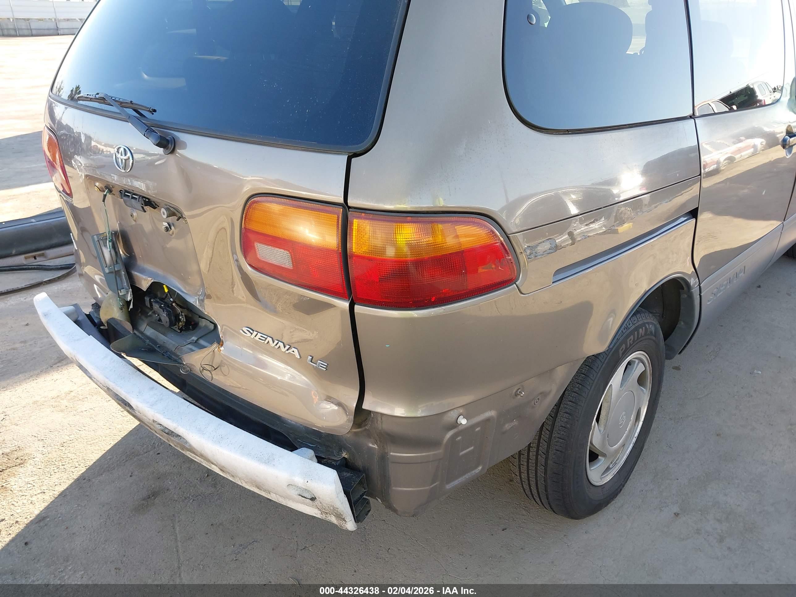 TOYOTA SIENNA image 6