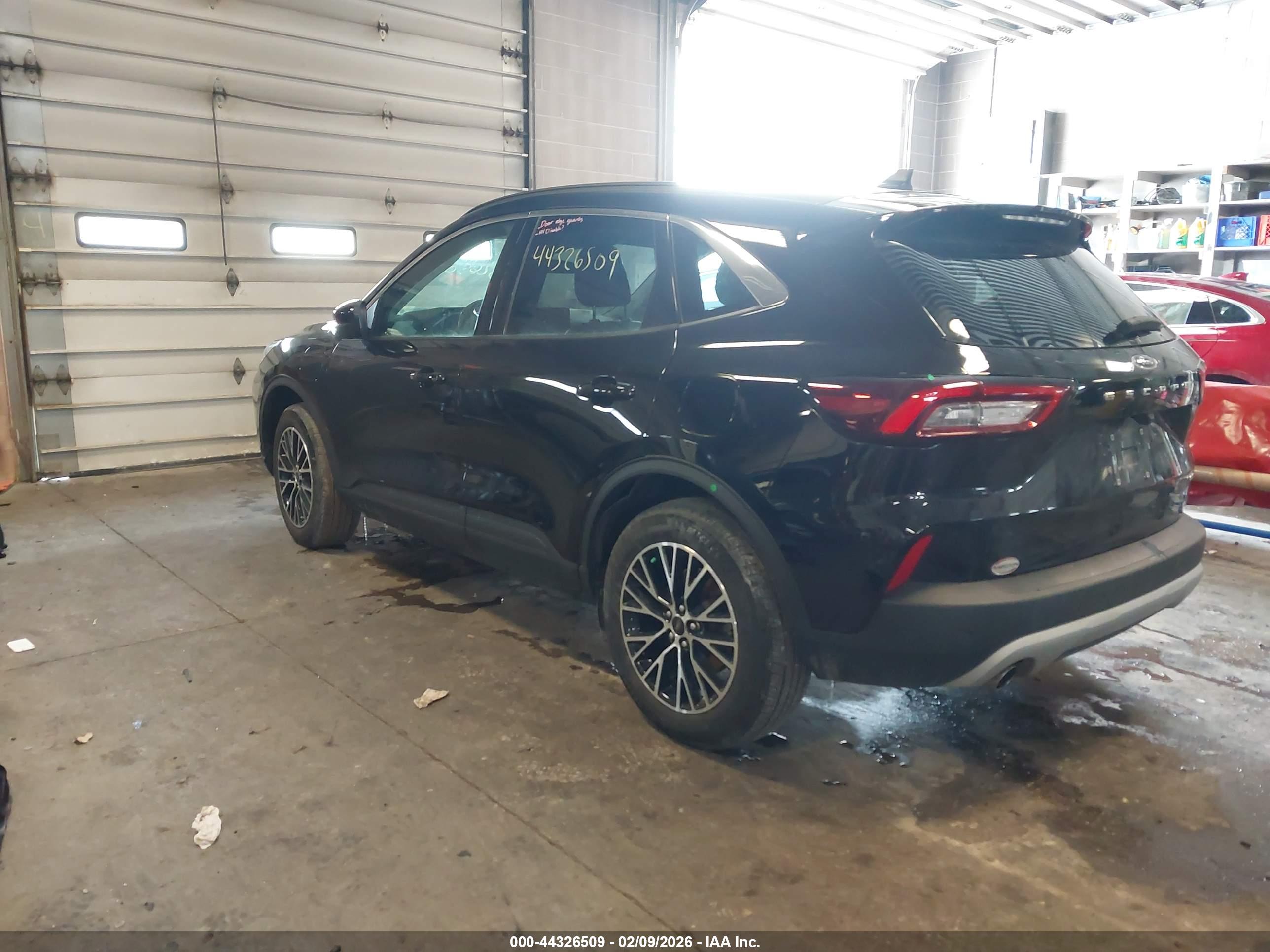 FORD ESCAPE image 3