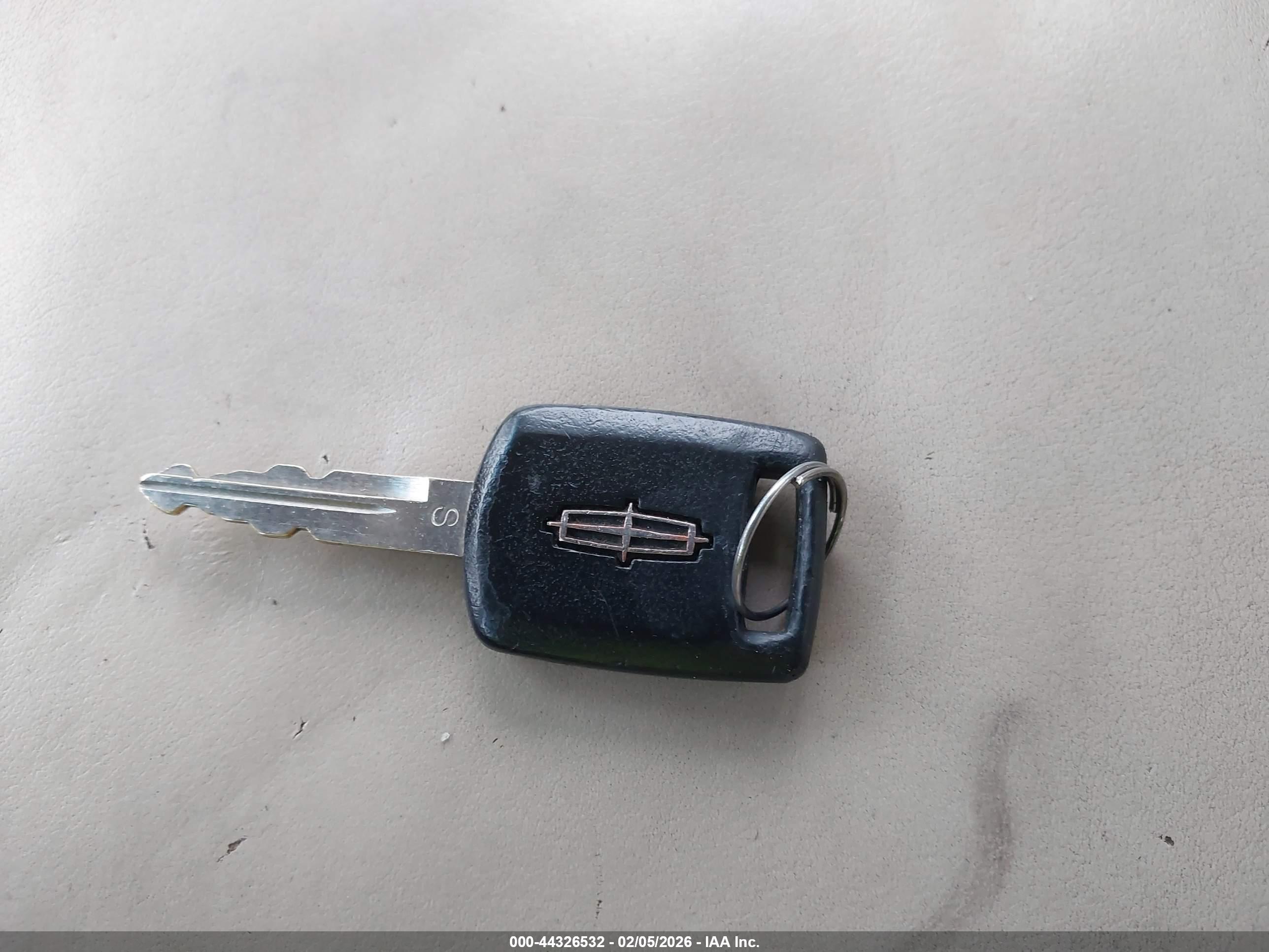 LINCOLN TOWN image 11