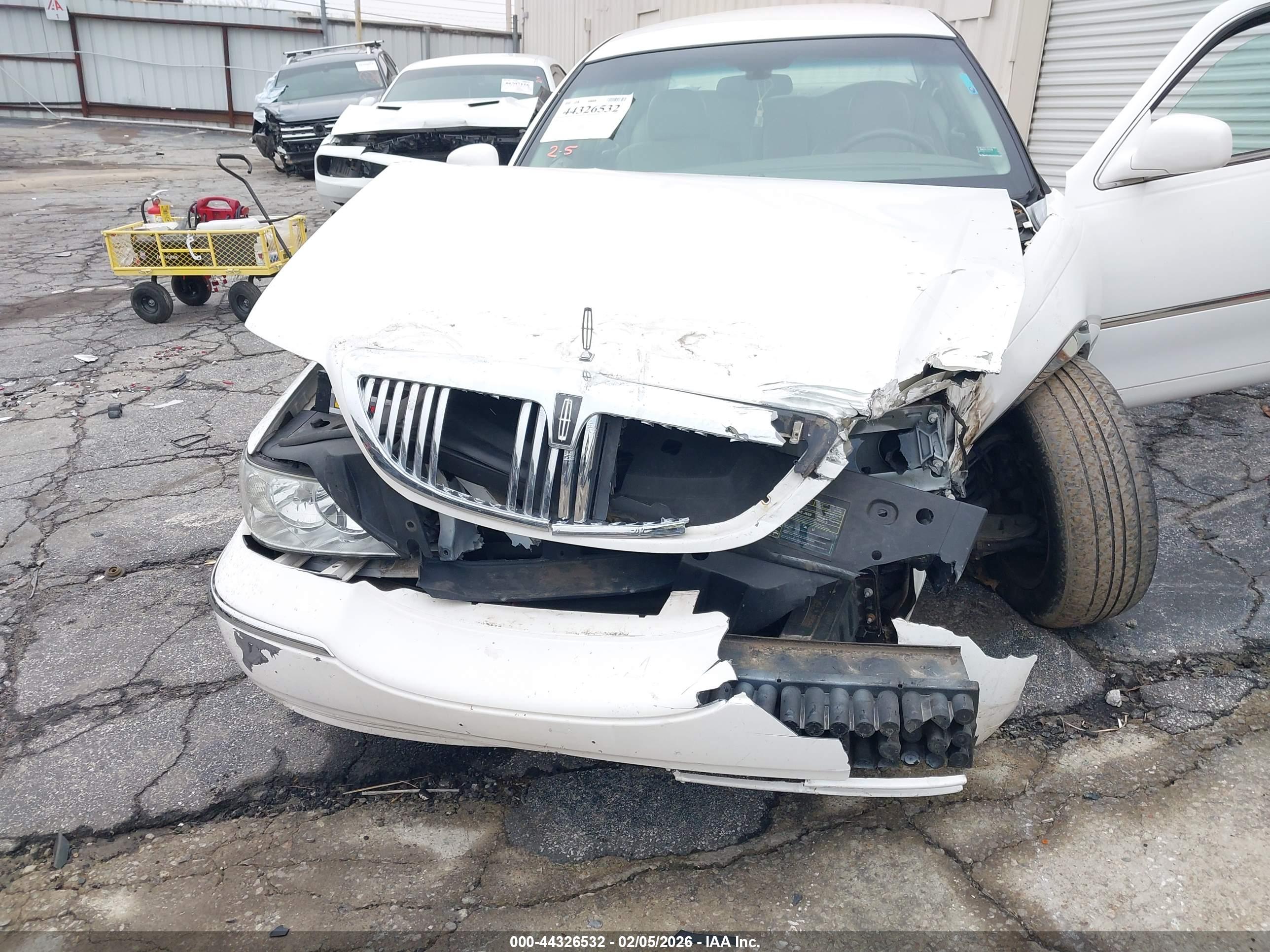 LINCOLN TOWN image 6