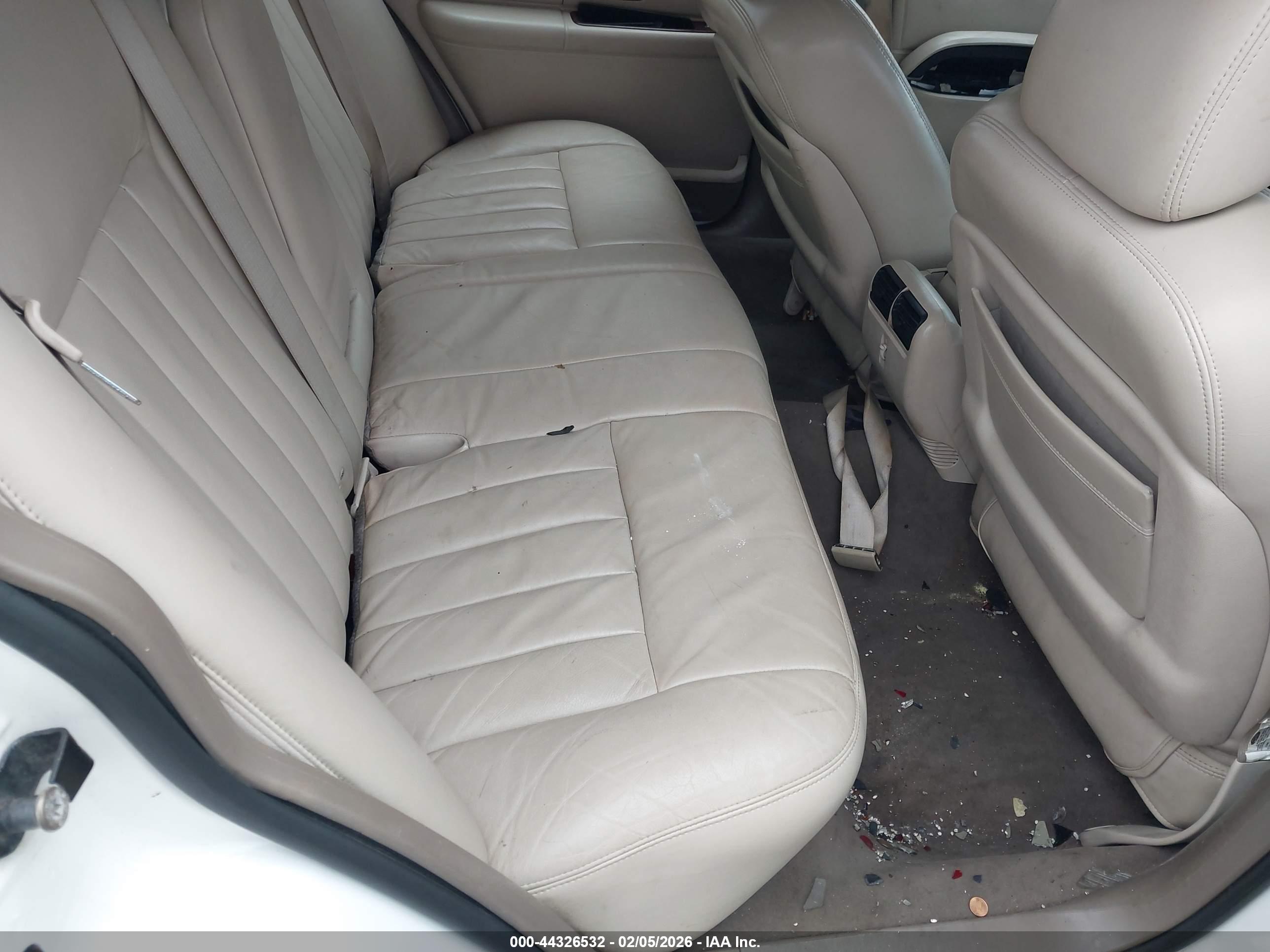 LINCOLN TOWN image 8