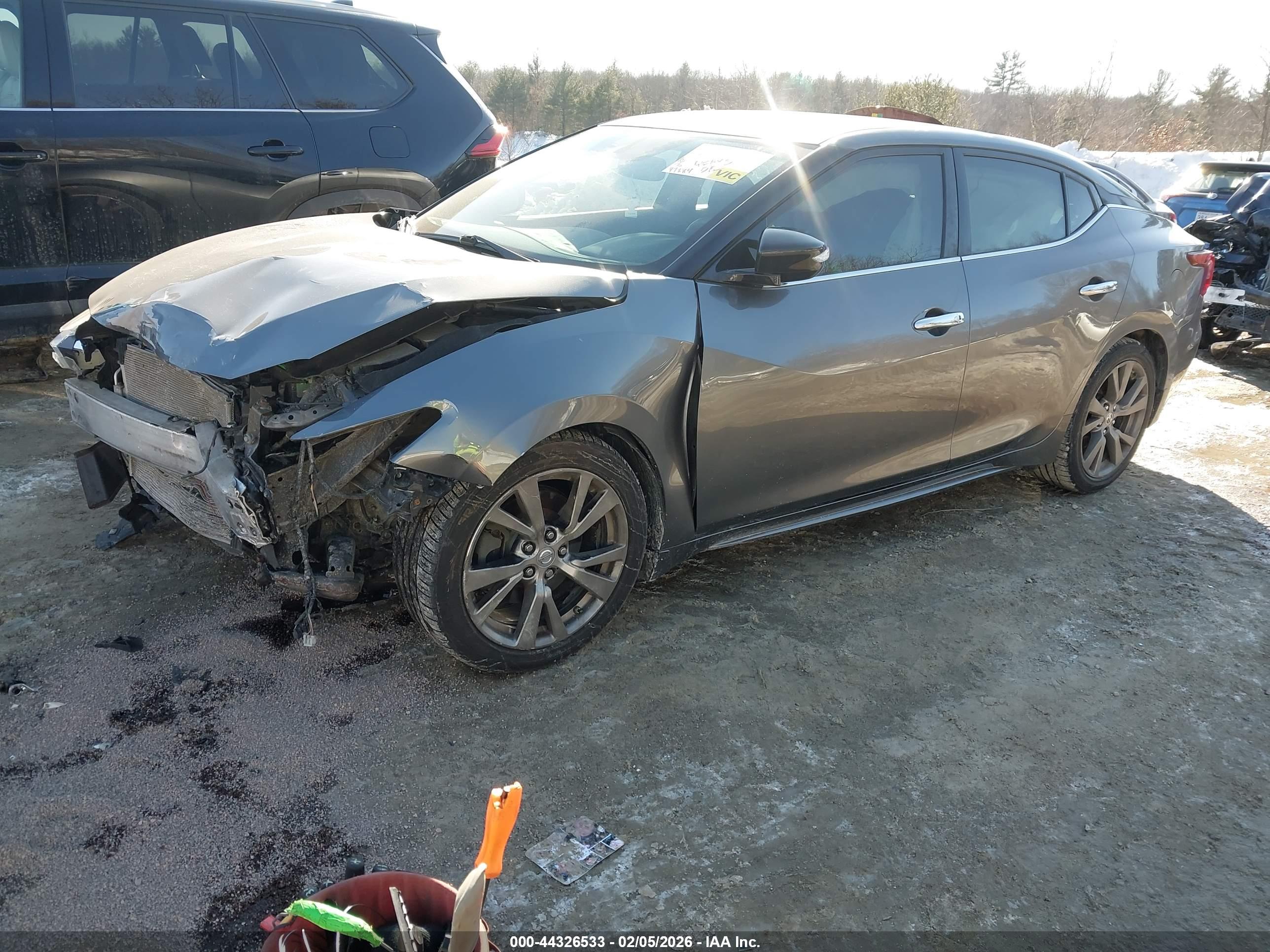 NISSAN MAXIMA image 2