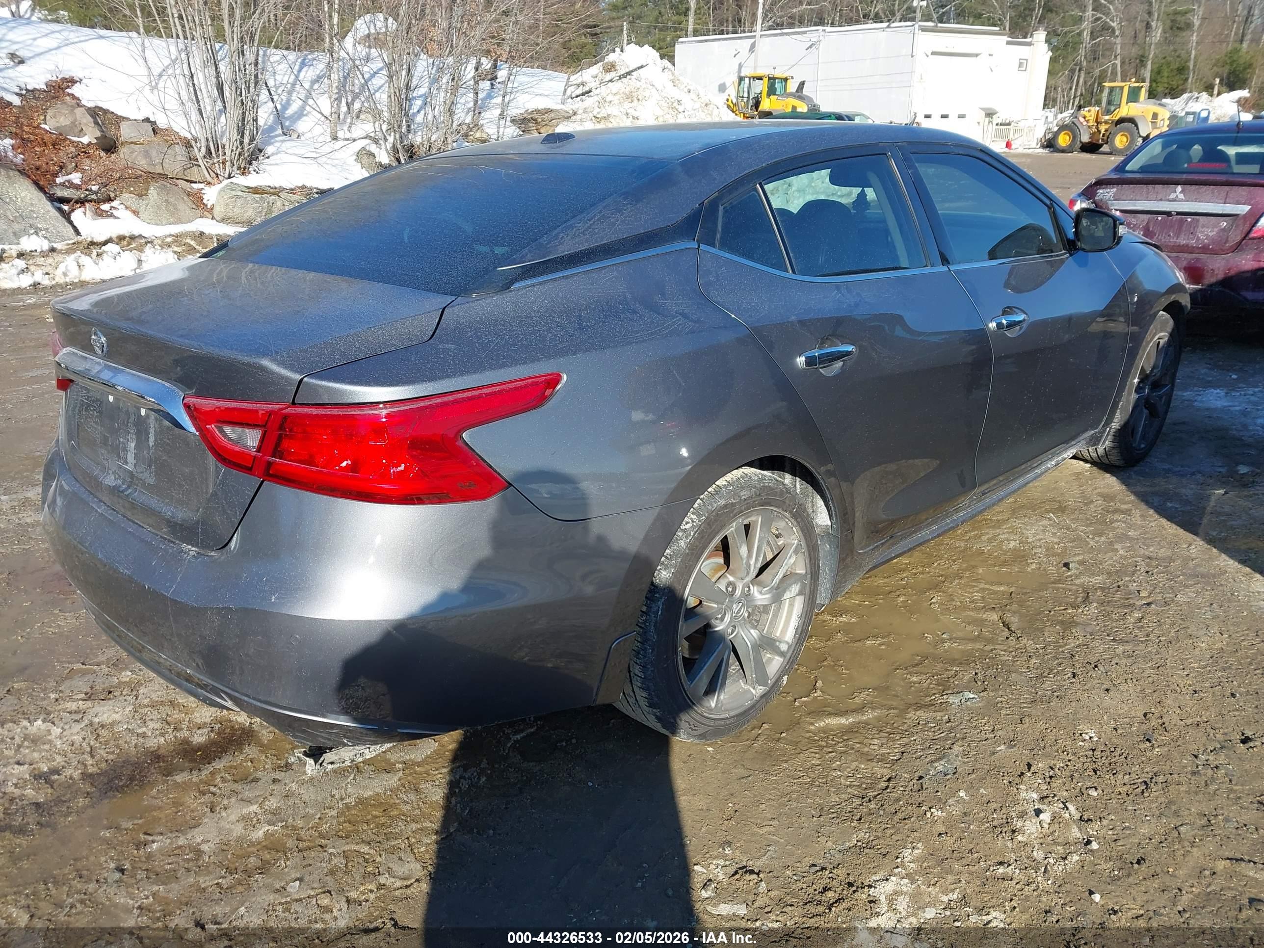 NISSAN MAXIMA image 4