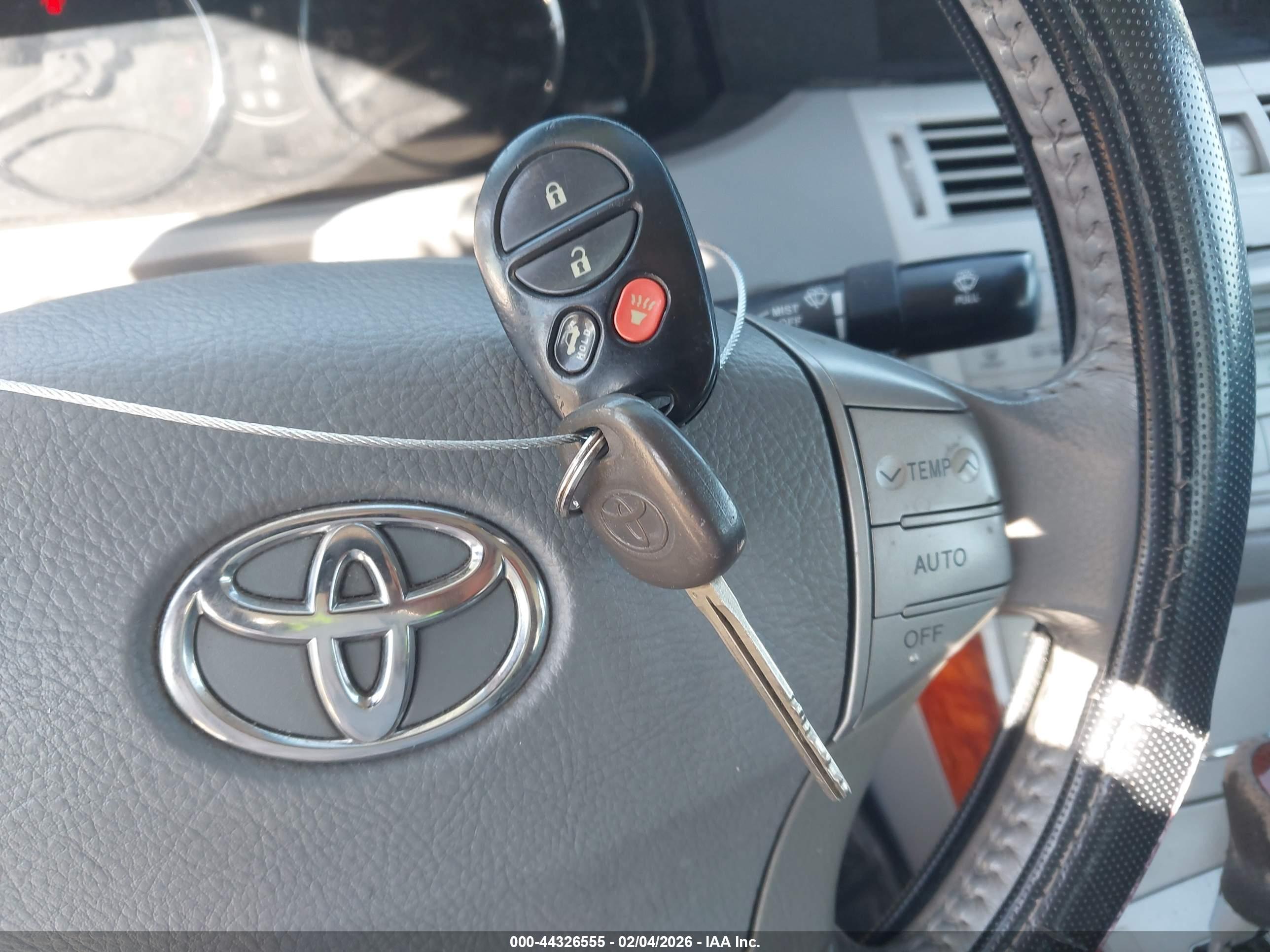 TOYOTA AVALON image 11