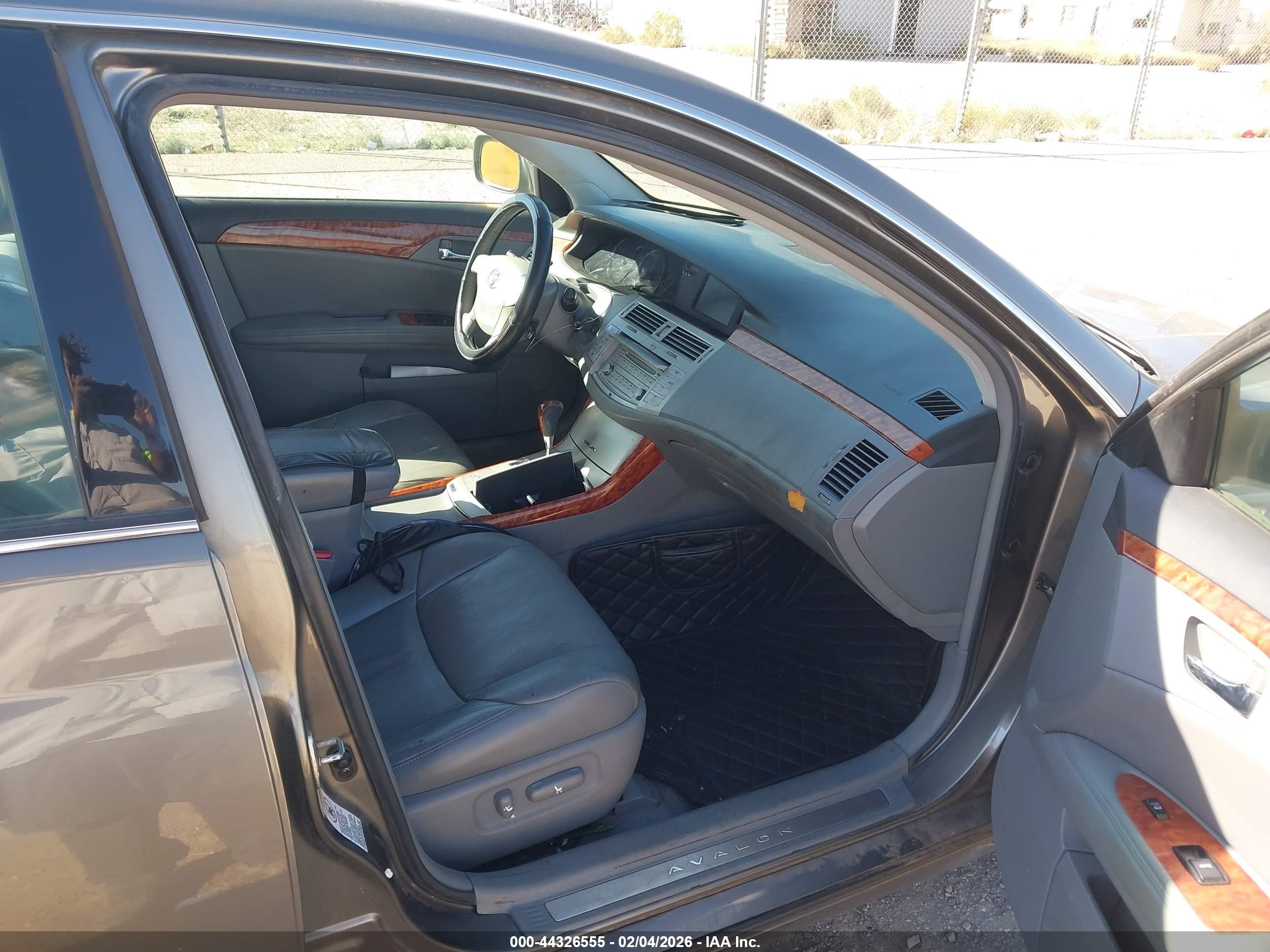 TOYOTA AVALON image 5