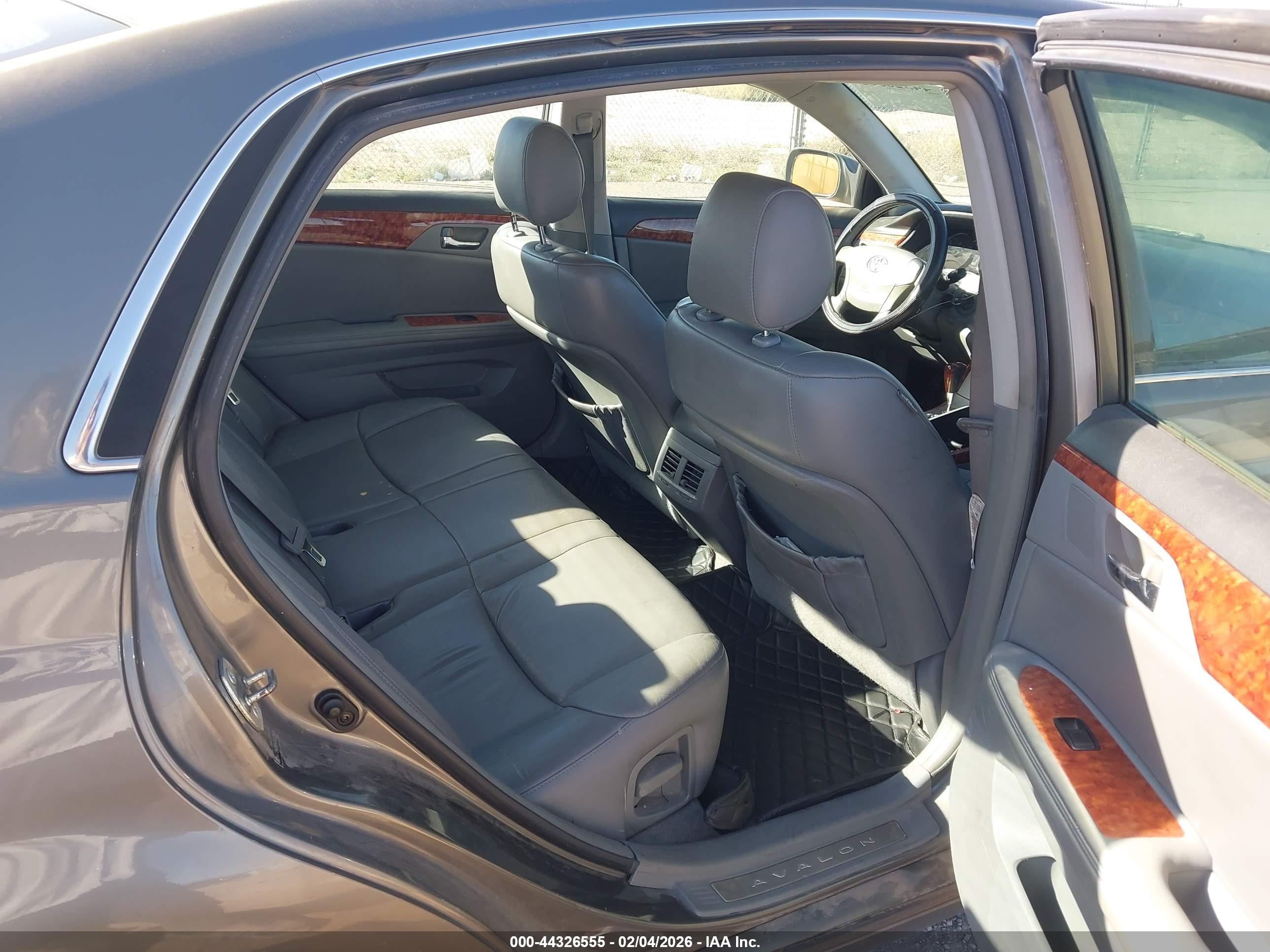TOYOTA AVALON image 8