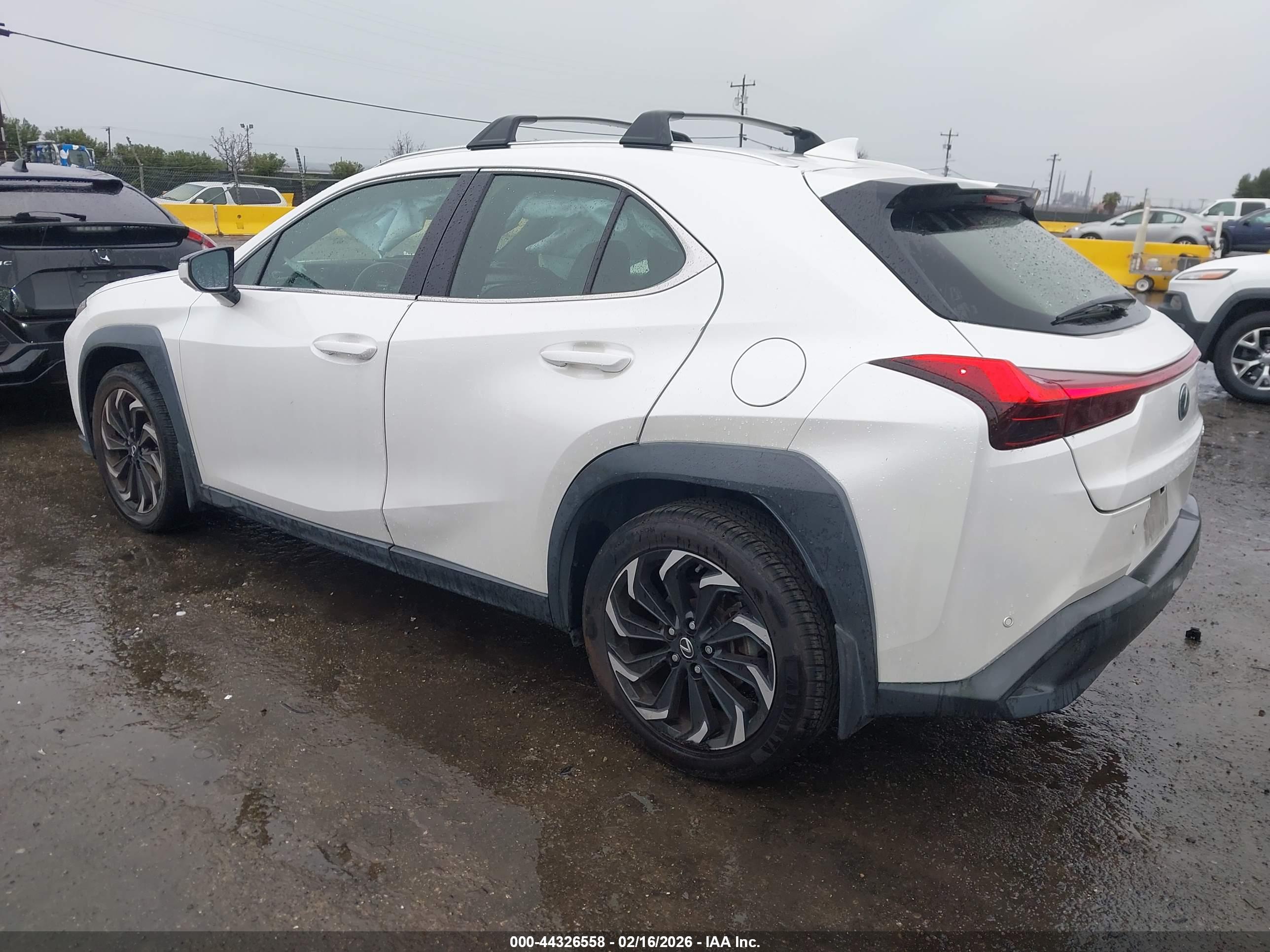 LEXUS UX image 3