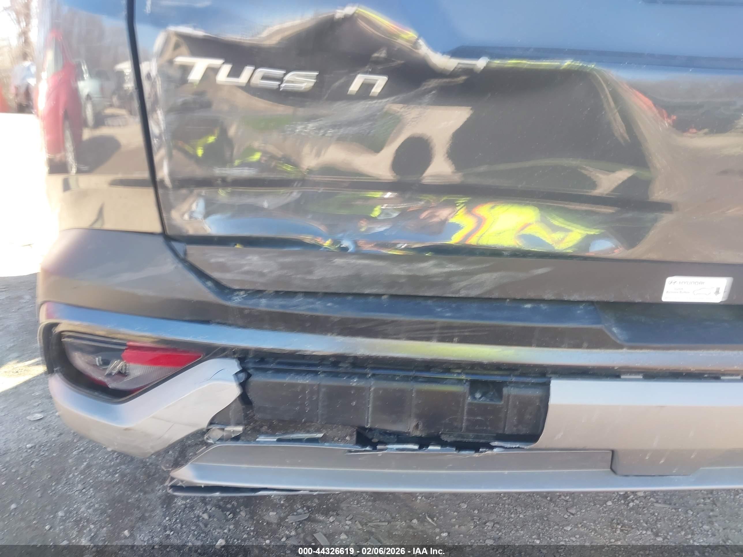 HYUNDAI TUCSON image 6