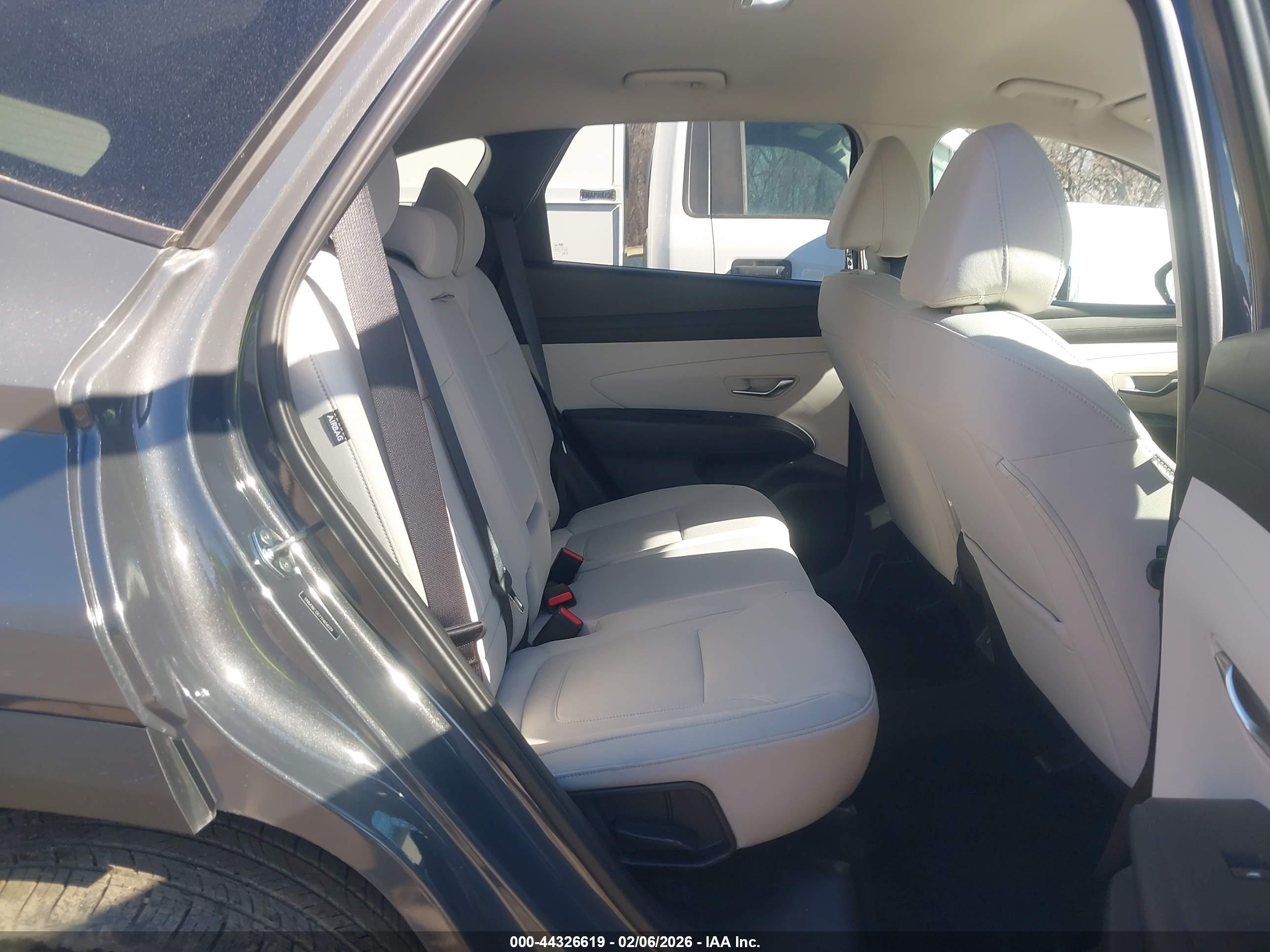 HYUNDAI TUCSON image 8