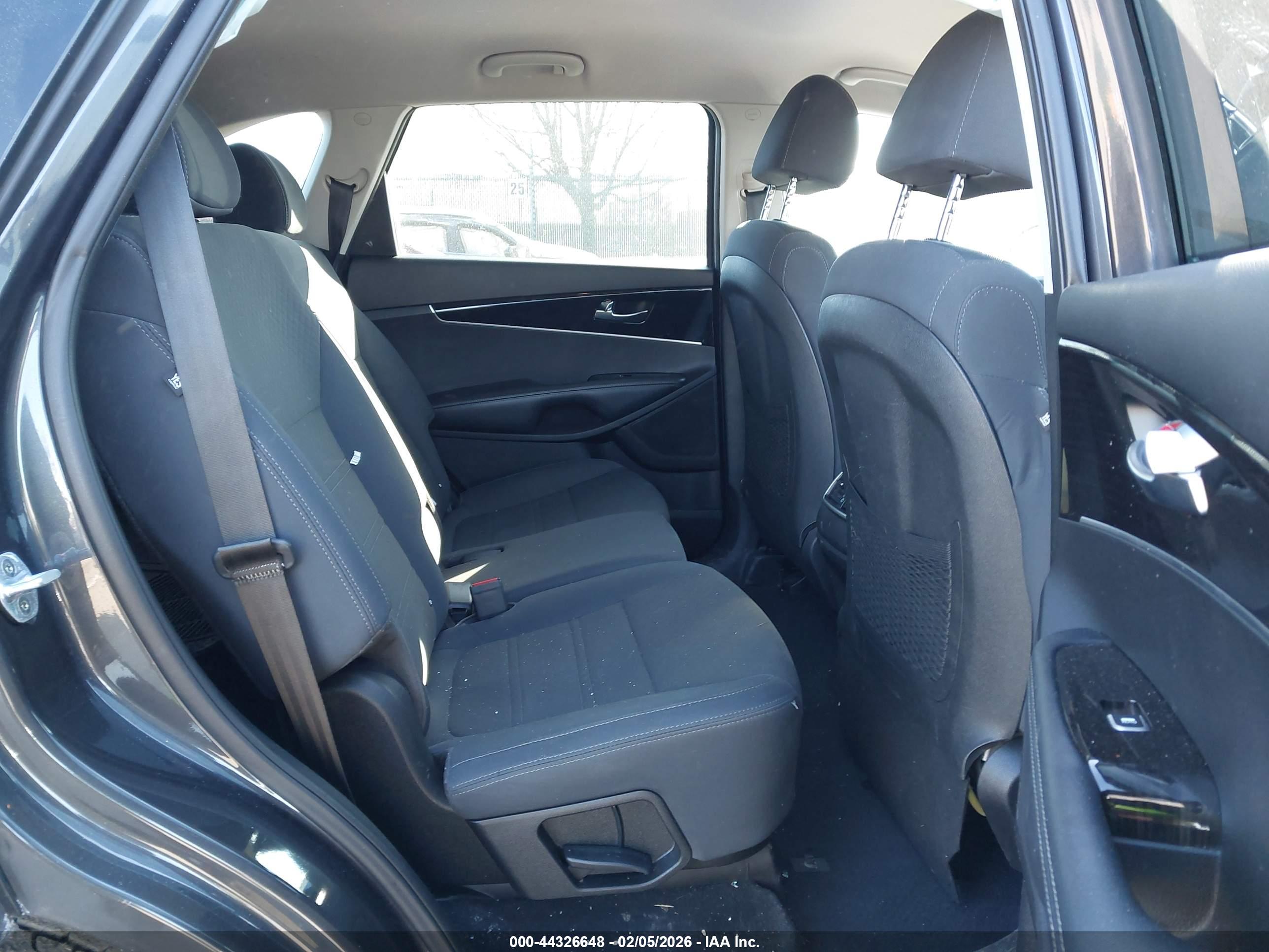 KIA SORENTO image 8