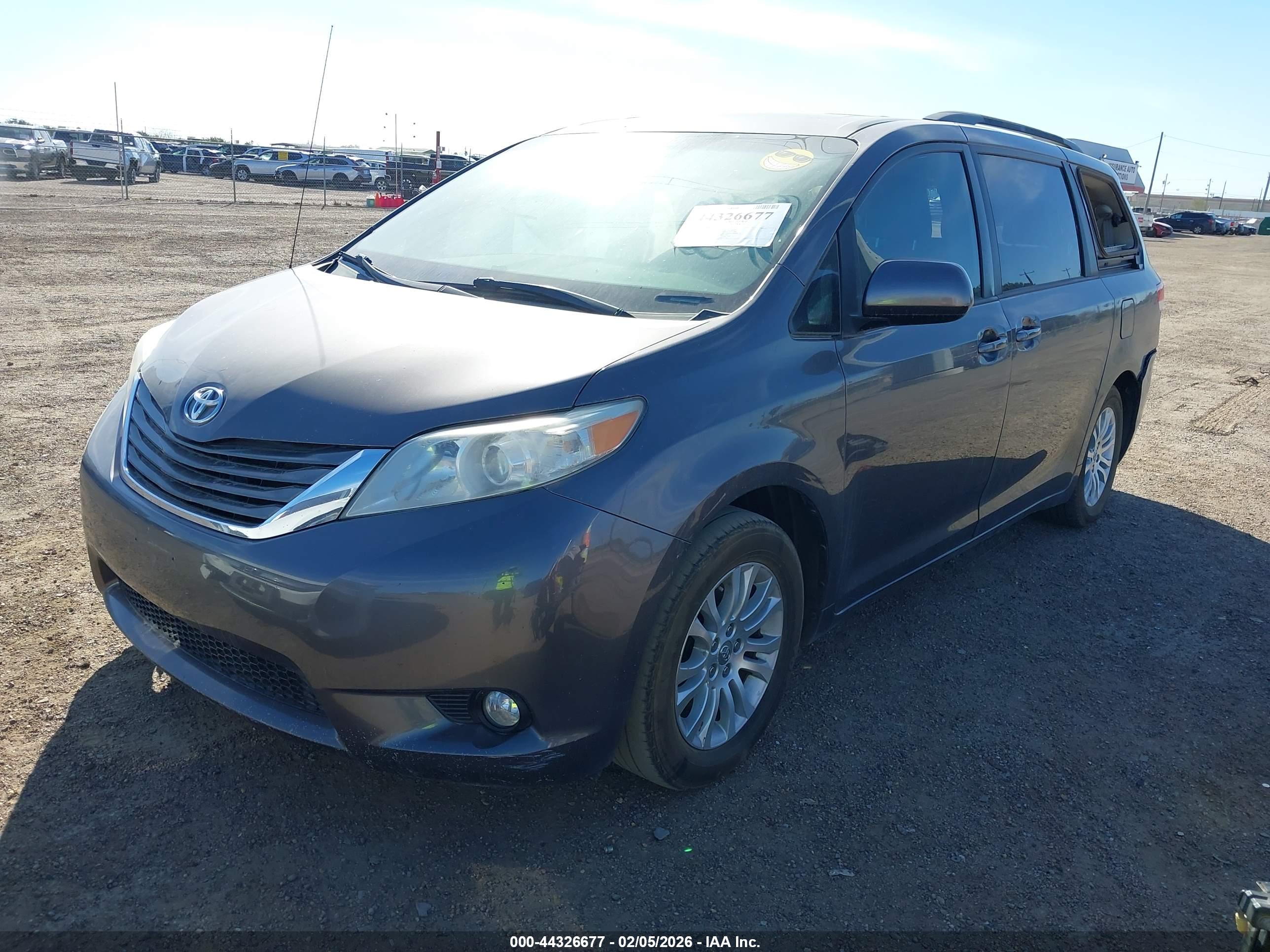 TOYOTA SIENNA image 2