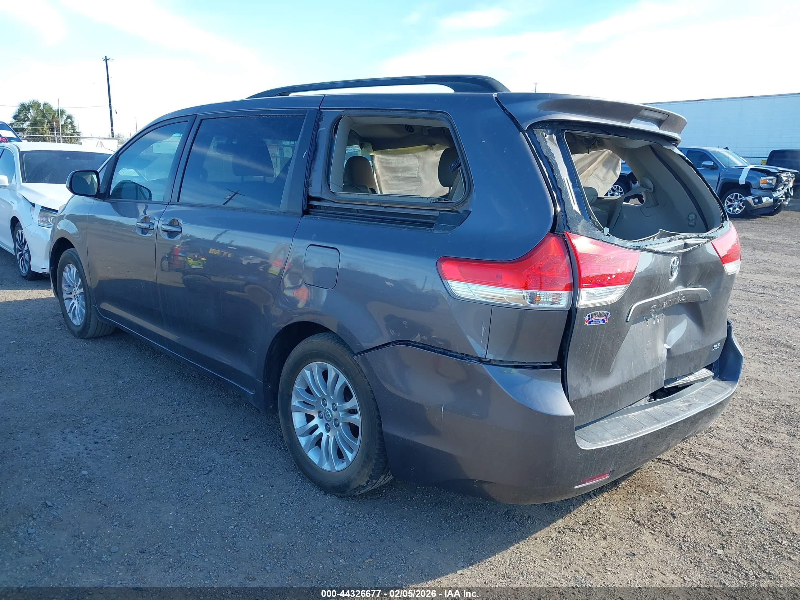 TOYOTA SIENNA image 3
