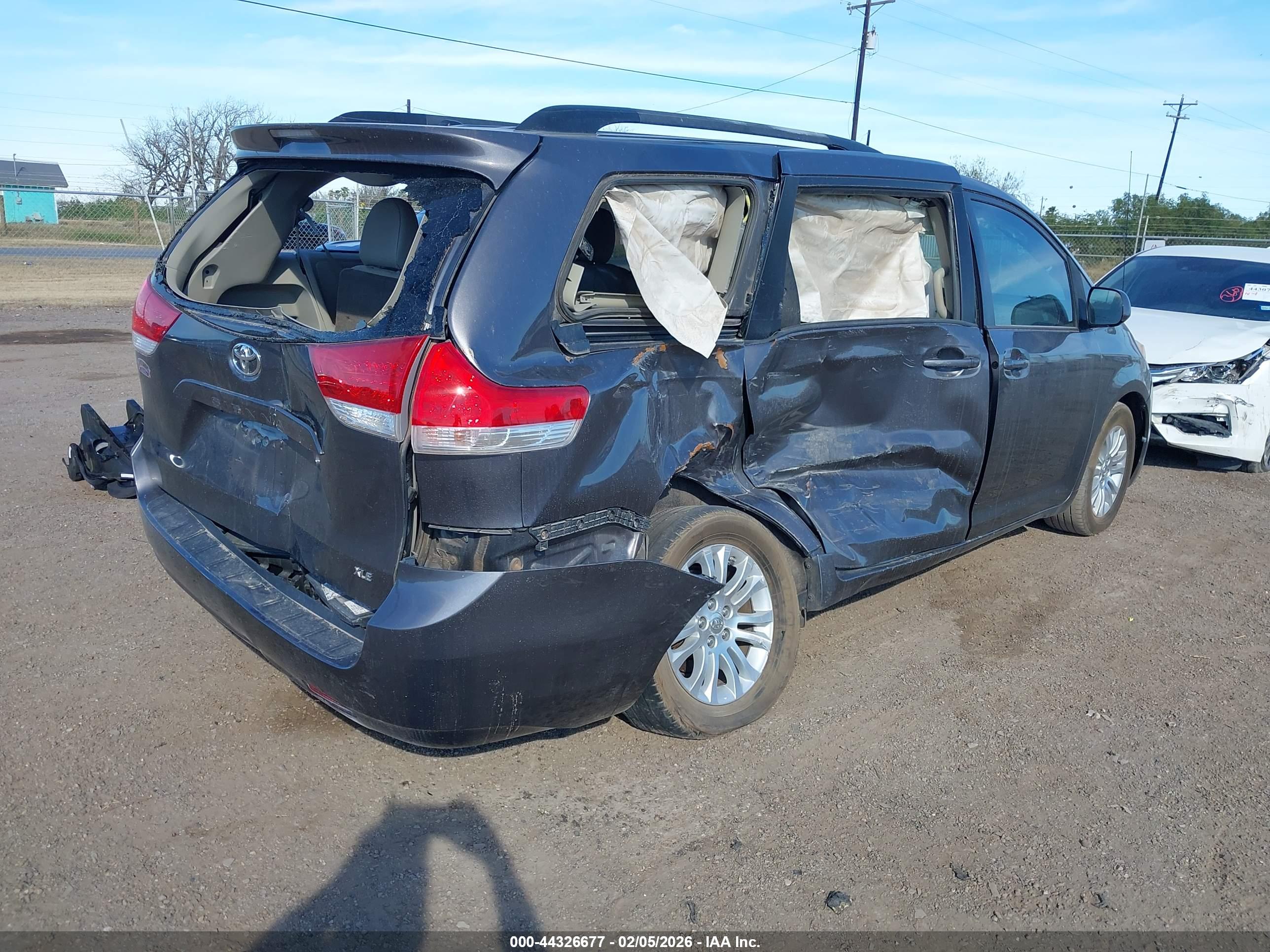 TOYOTA SIENNA image 4