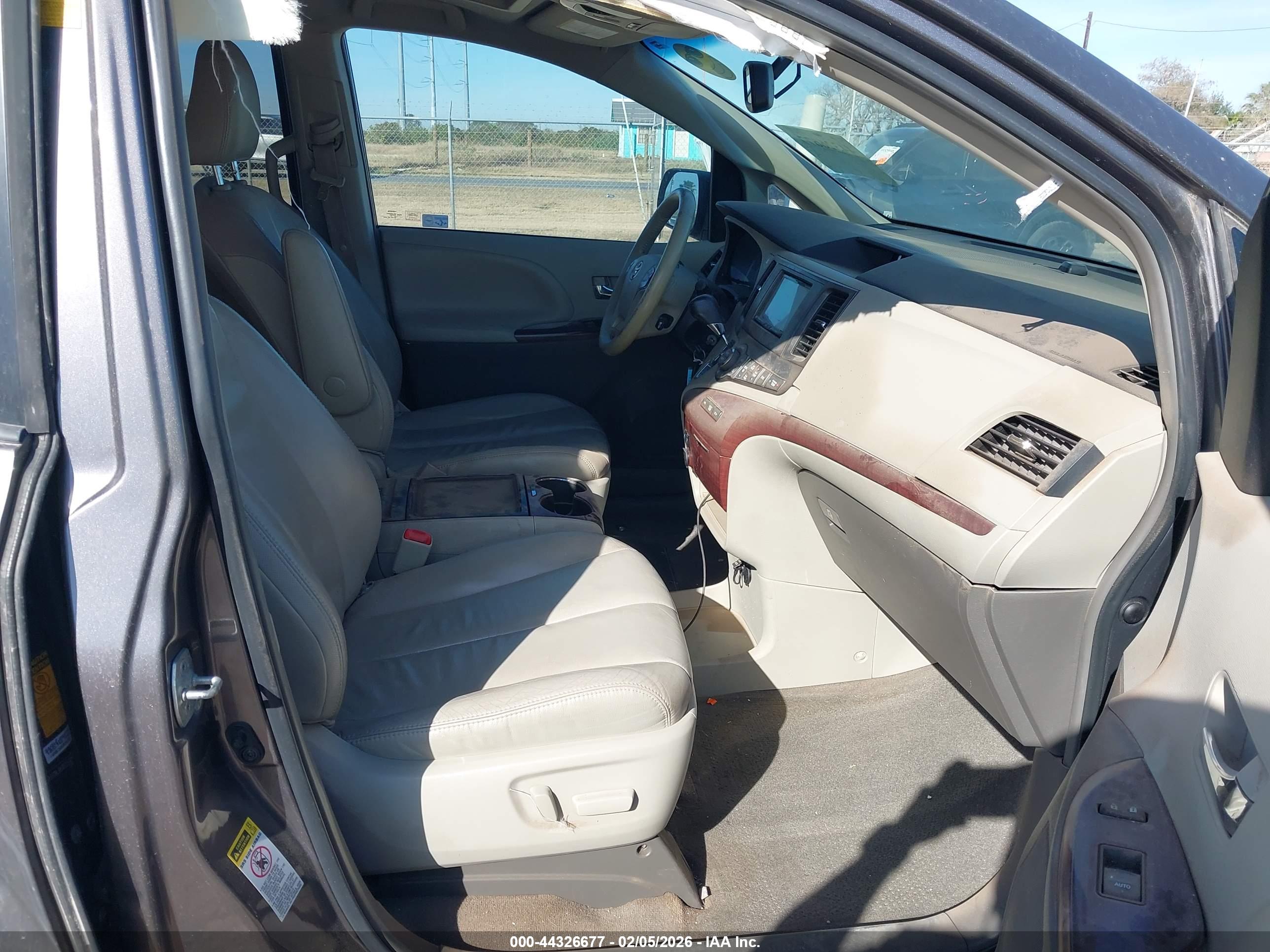 TOYOTA SIENNA image 5