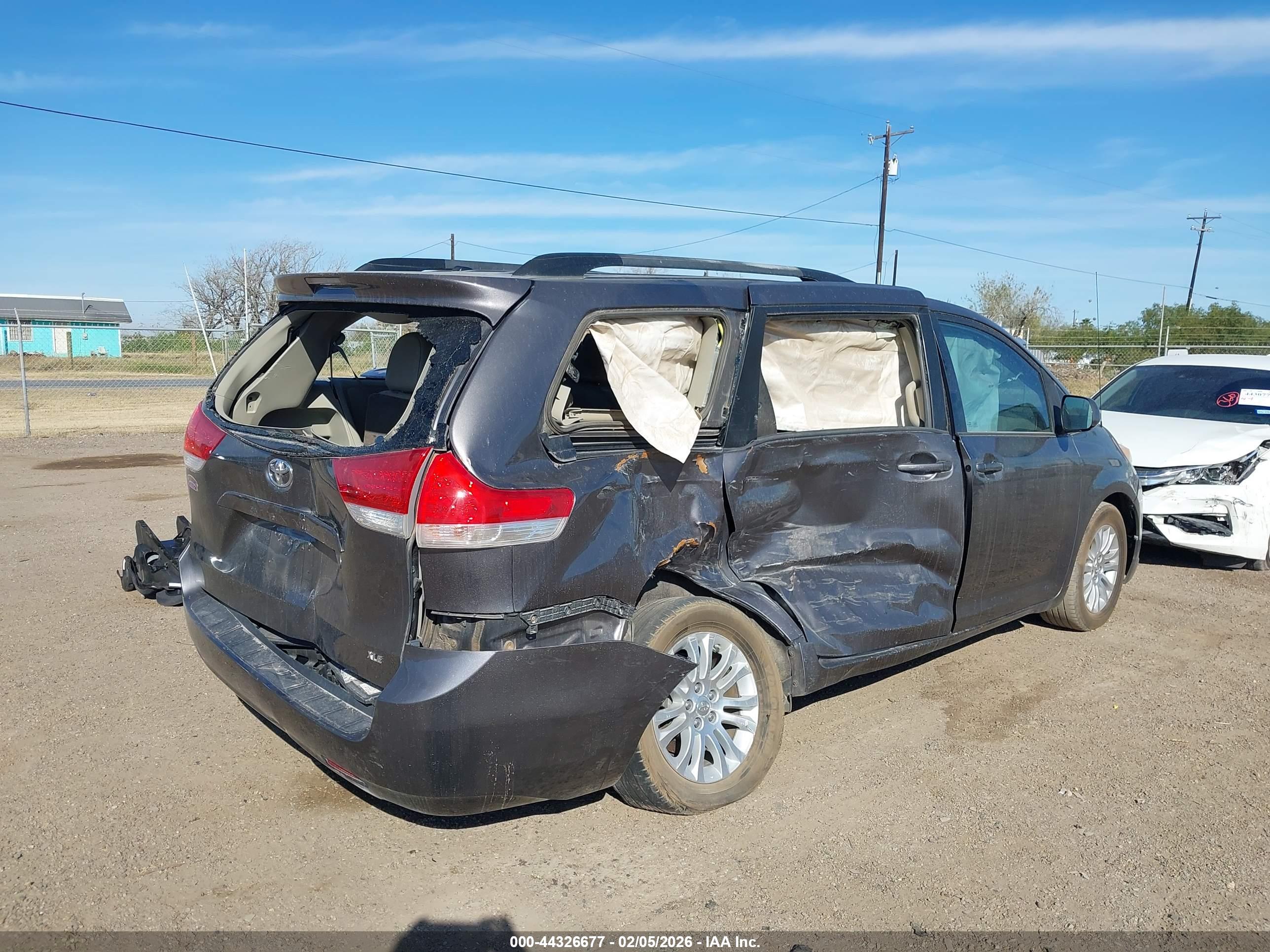 TOYOTA SIENNA image 6