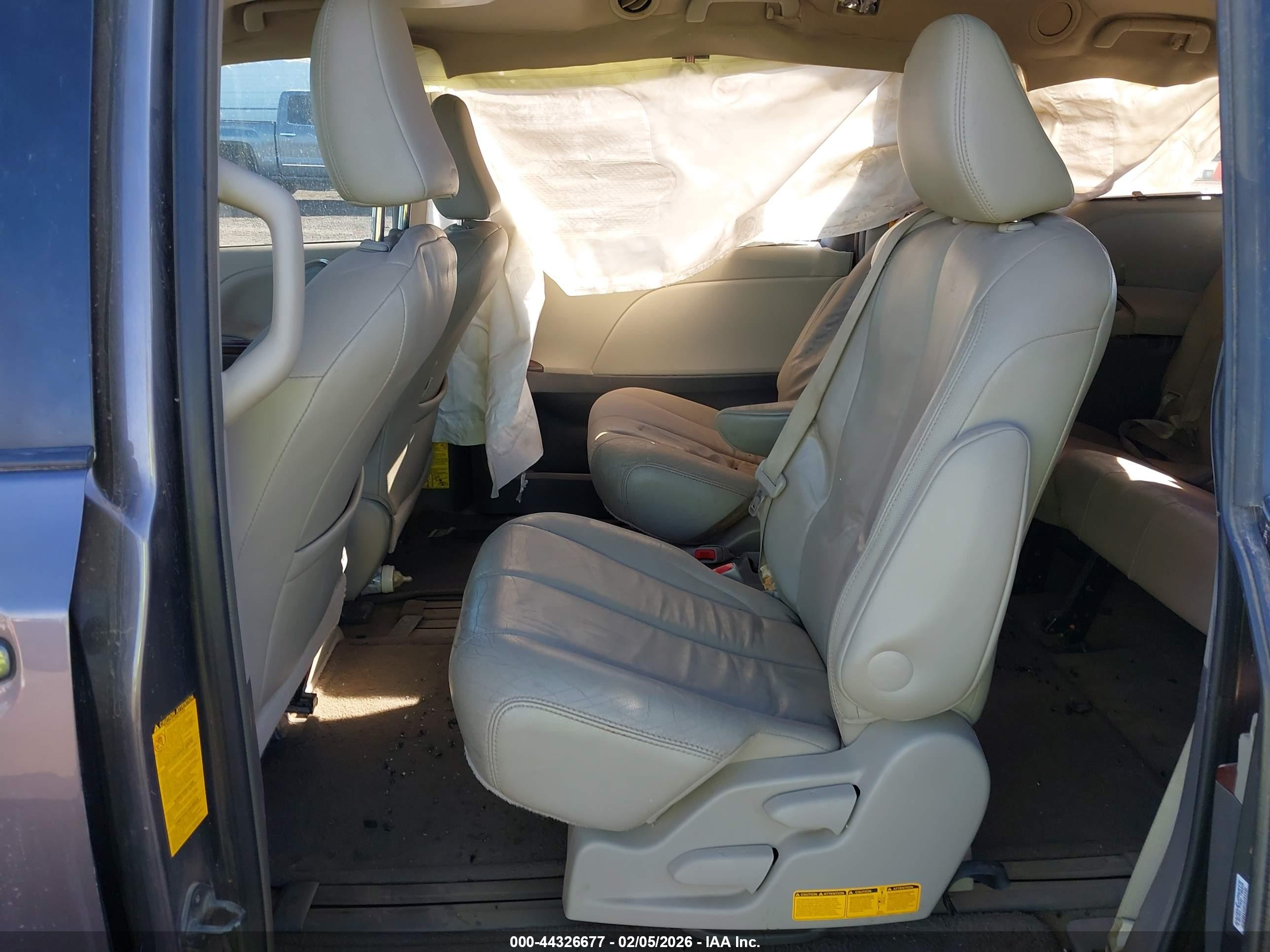 TOYOTA SIENNA image 8