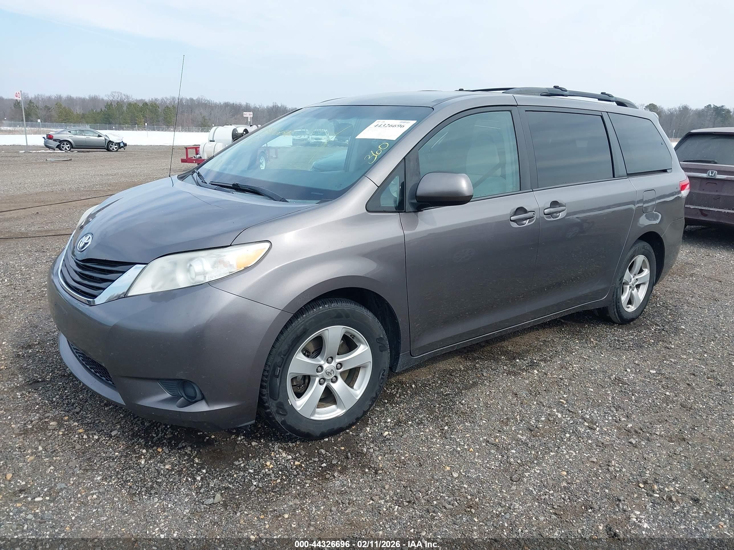 TOYOTA SIENNA image 2
