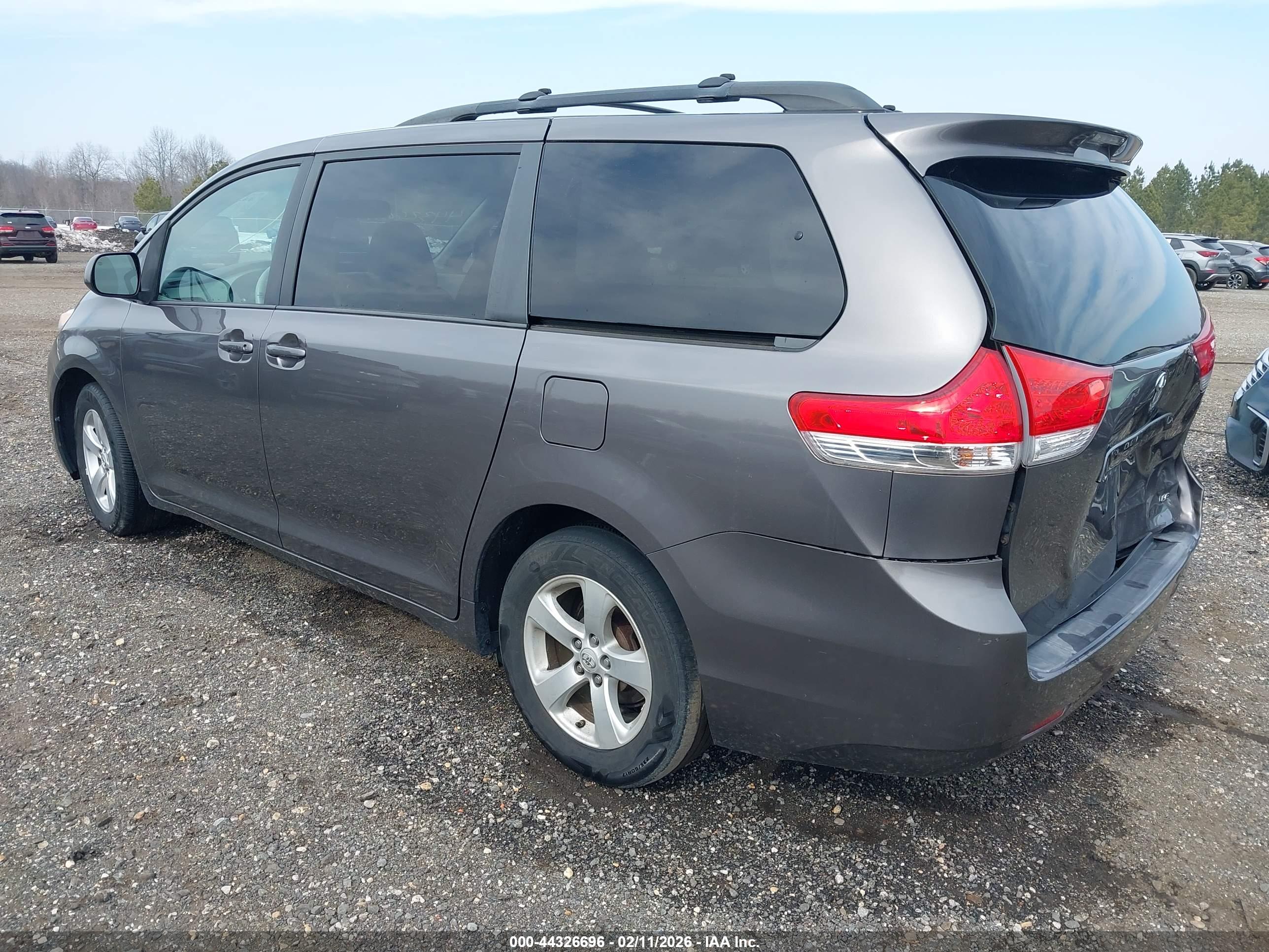 TOYOTA SIENNA image 3